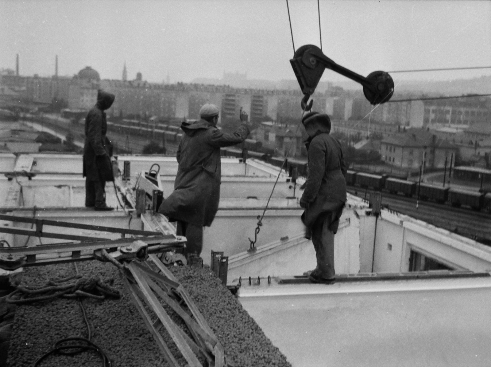 Slovakia, Bratislava, előtérben a Kukučínova ulica 52. építkezése, mögötte a Pozsony-Fiókpályaudvar (Bratislava-Filiálka)., 1967, Ladinek Viktor, house factory, Fortepan #129929
