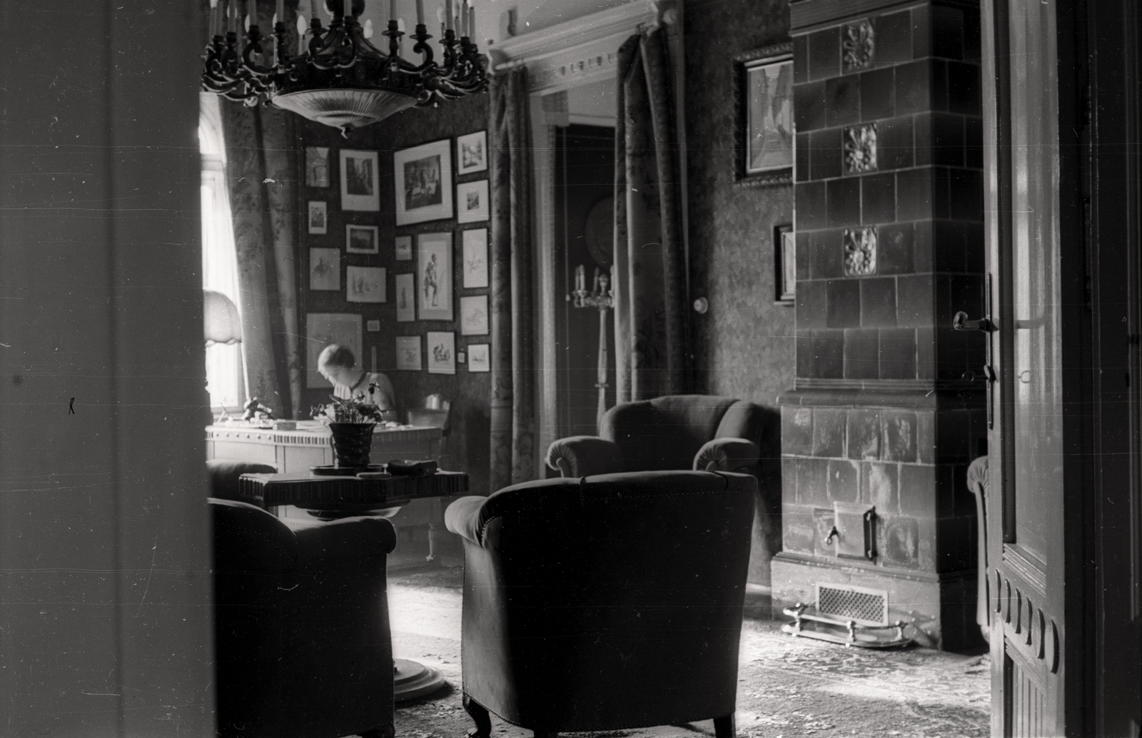 Hungary, Budapest VIII., Tavaszmező utca 1., Gartner Károly, az A sipotei Golgotha című könyv írójának lakása., 1942, Ladinek Viktor, tile stove, interior, Budapest, Fortepan #129966