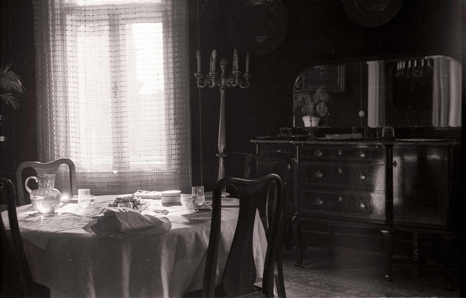 Hungary, Budapest VIII., Tavaszmező utca 1., Gartner Károly, az A sipotei Golgotha című könyv írójának lakása., 1942, Ladinek Viktor, interior, Budapest, Fortepan #129968