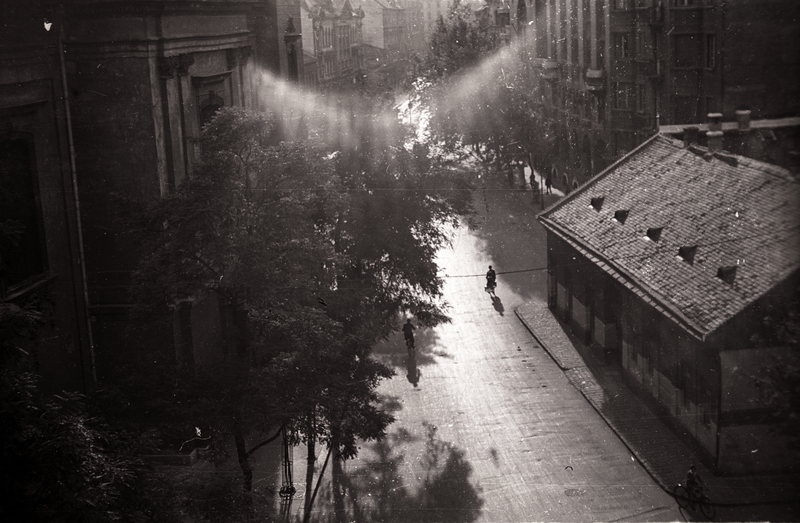 Magyarország, Budapest VIII., Horváth Mihály (Mária Terézia) tér a Tavaszmező utca sarkán álló házból a Baross utca felé nézve. A felvétel Gartner Károly, az A sipotei Golgotha című könyv írója lakásának erkélyéről készült., 1942, Ladinek Viktor, Budapest, napsütés, Fortepan #129972