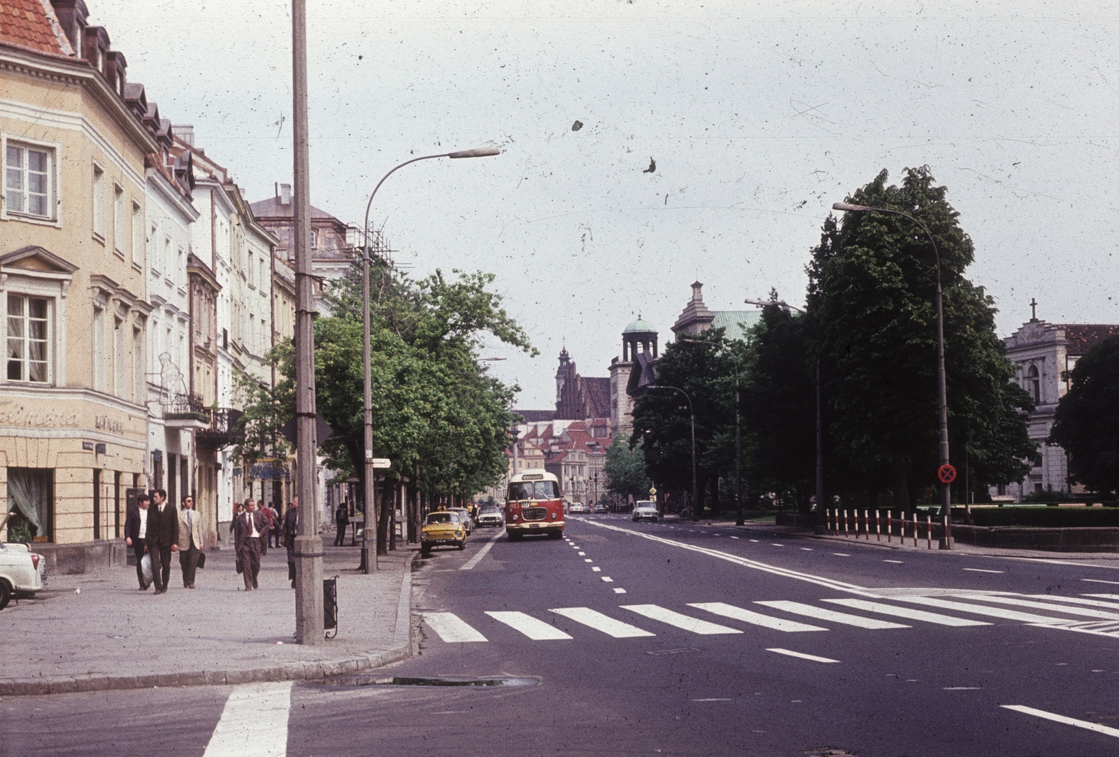 Lengyelország, Varsó, ulica Krakowskie Przedmieście az ulica Trębacka sarkától az ulica Miodowa felé nézve., 1972, Ladinek Viktor, színes, gyalogátkelő, Fortepan #129979