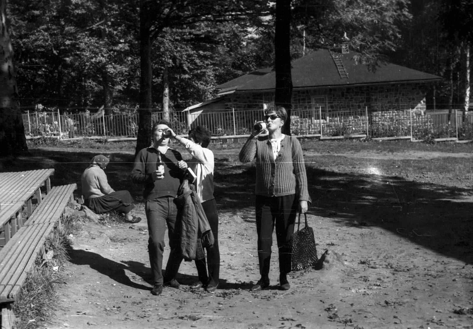 Hungary, Galyatető, Mátraszentimre, a felvétel a Kodály Zoltán sétány felső végénél lévő büfé előtt készült., 1966, Ladinek Viktor, beer, bag, Fortepan #129984