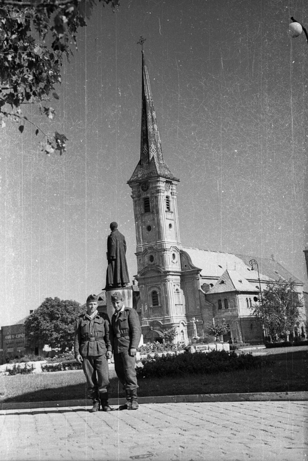 Slovakia, Nové Zámky, Fő tér (Hlavné námestie), a Szent Kereszt-templom (Kostol povýšenia Svätého kríža) előtt Bernolák Antal szobra., 1954, Szent-tamási Mihály, Czechoslovakia, church, uniform, sculpture, square, soldier, Catholic Church, double portrait, Anton Bernolák-portrayal, Czechoslovak soldier, Fortepan #12999