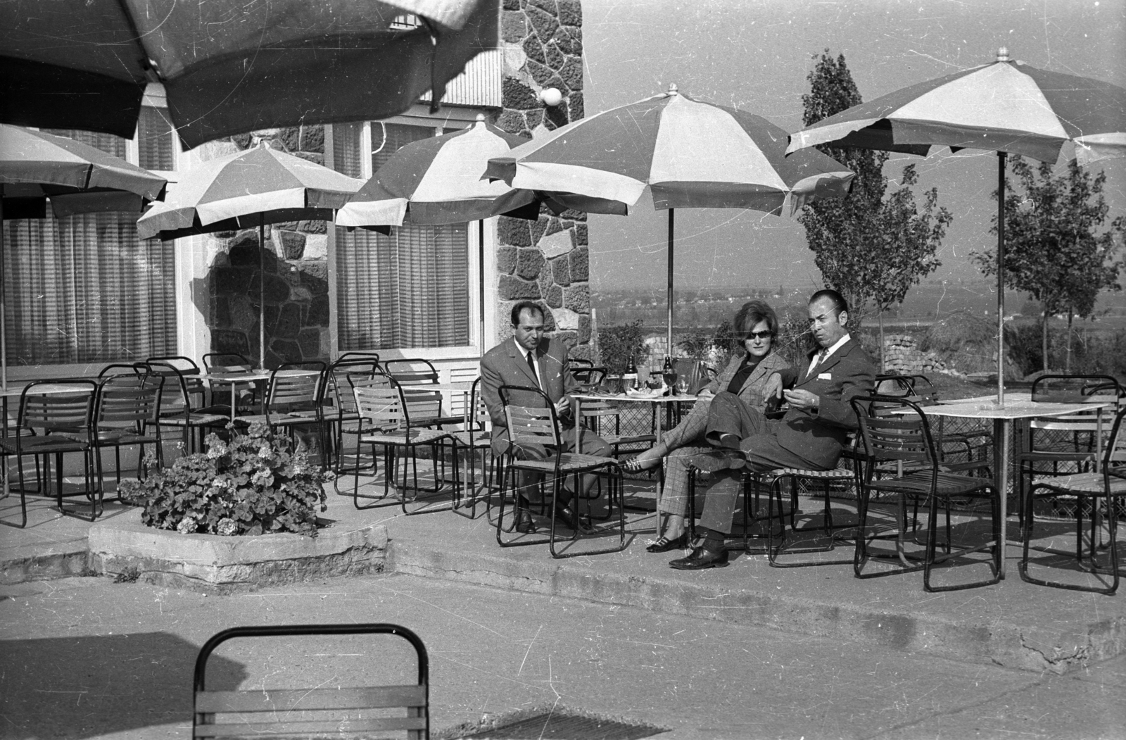 Hungary, Gyöngyös, Szőlőskert étterem a 3-as főút mellett., 1966, Ladinek Viktor, sunshades, Fortepan #129992