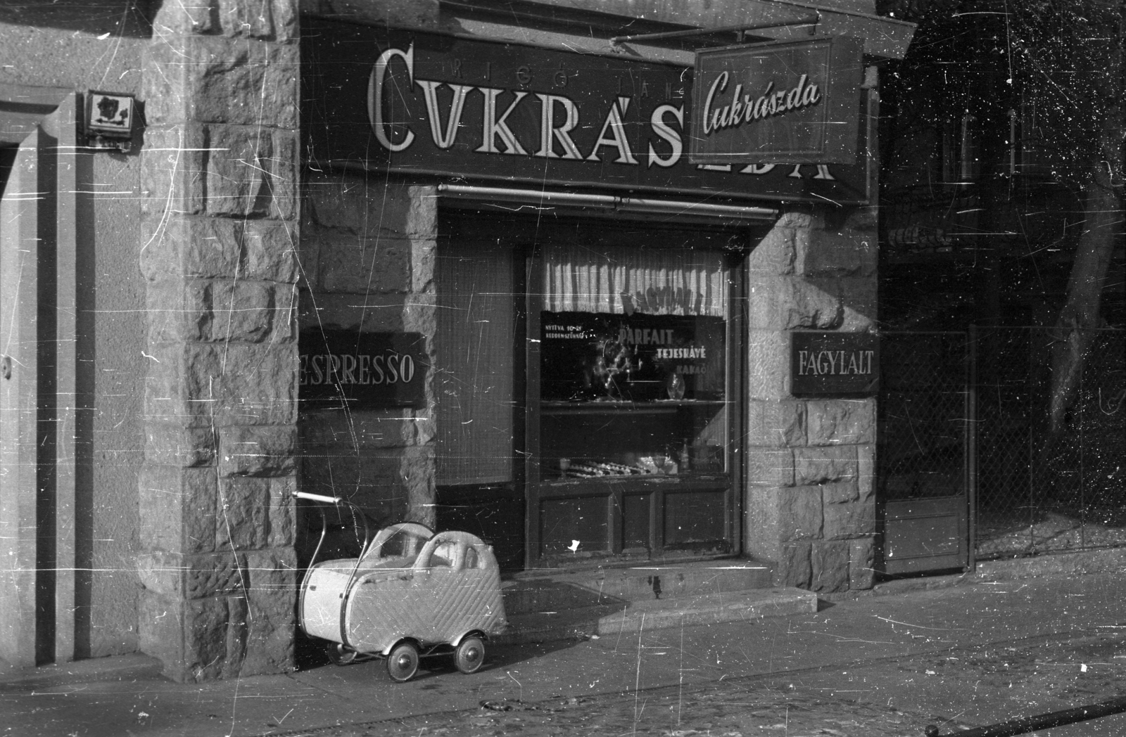 Hungary, Budapest XII., Böszörményi út 17/a, Rigó Jancsi cukrászda., 1958, Ladinek Viktor, sign-board, baby carriage, pastry shop, Budapest, Fortepan #129995