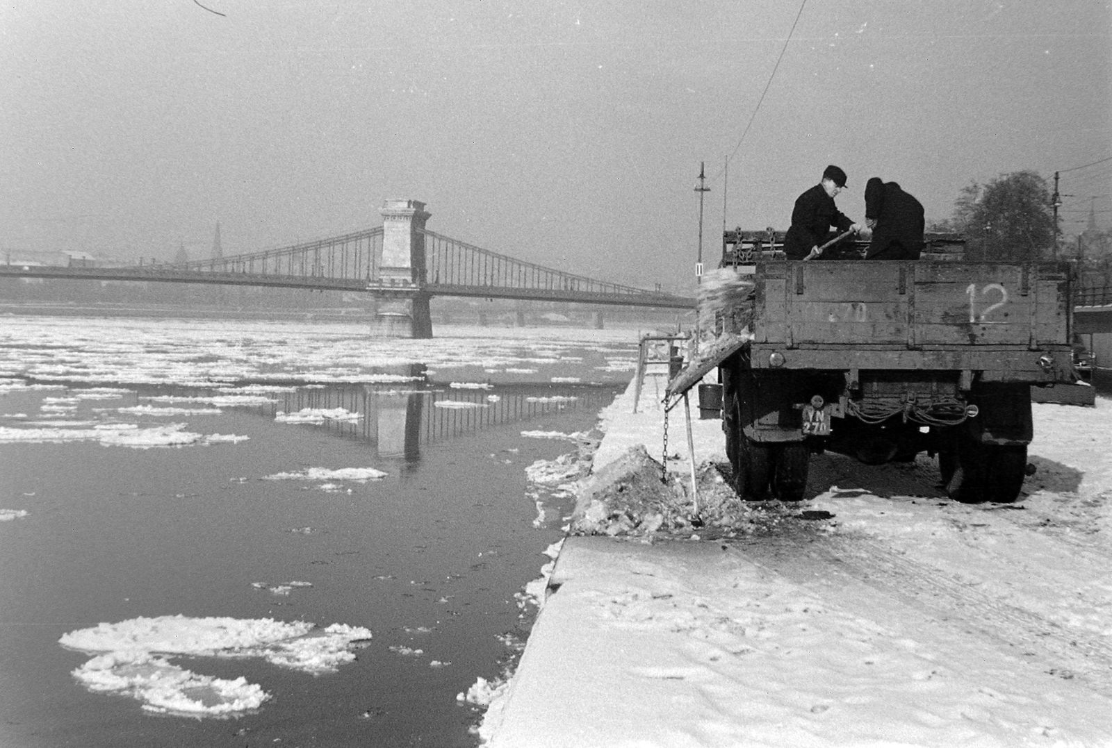 Magyarország, Budapest V., Pesti Duna-part. Szórják a Dunába a városban összeszedett havat., 1957, Szent-tamási Mihály, tél, hó, híd, szovjet gyártmány, teherautó, lapát, rakpart, Zisz-márka, jégzajlás, Zisz-150, Budapest, Fortepan #13001