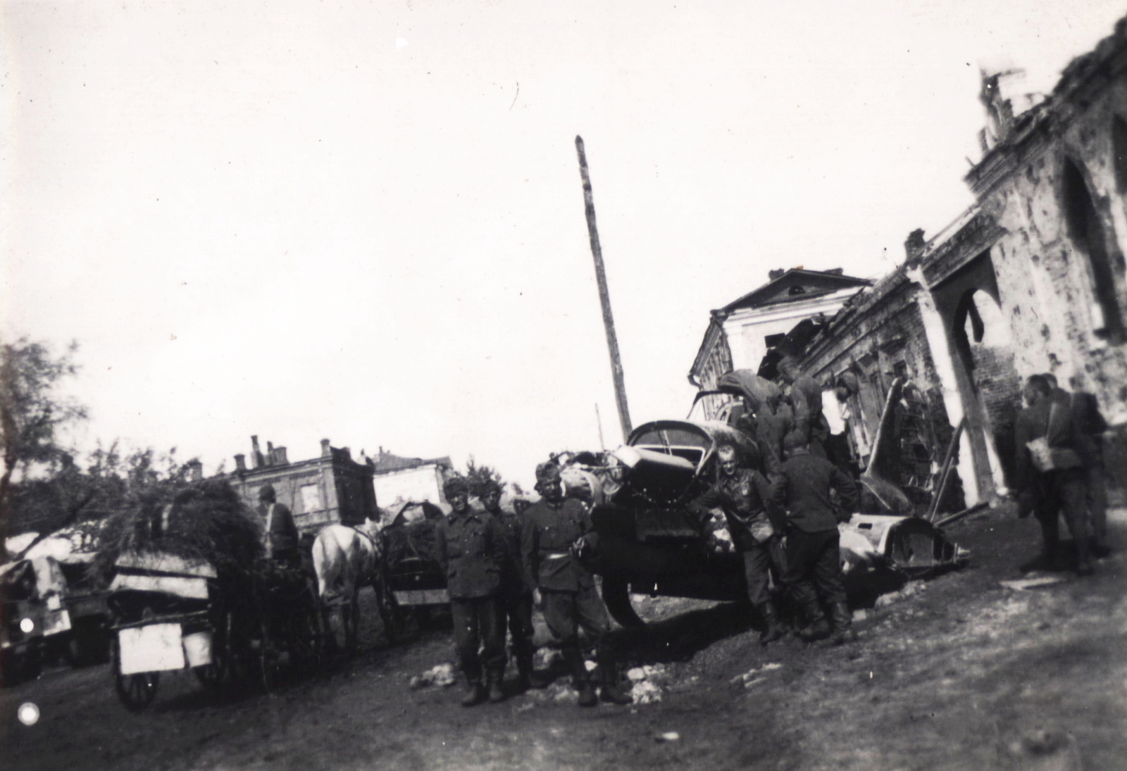 Oroszország, Osztrogozsszk, magyar katonák egy IL-2 Sturmovik típusú orosz csatarepülőgép mellett., 1942, keleti front, repülőgép, második világháború, járműroncs, Iljusin IL-2 Sturmovik, Fortepan #130013