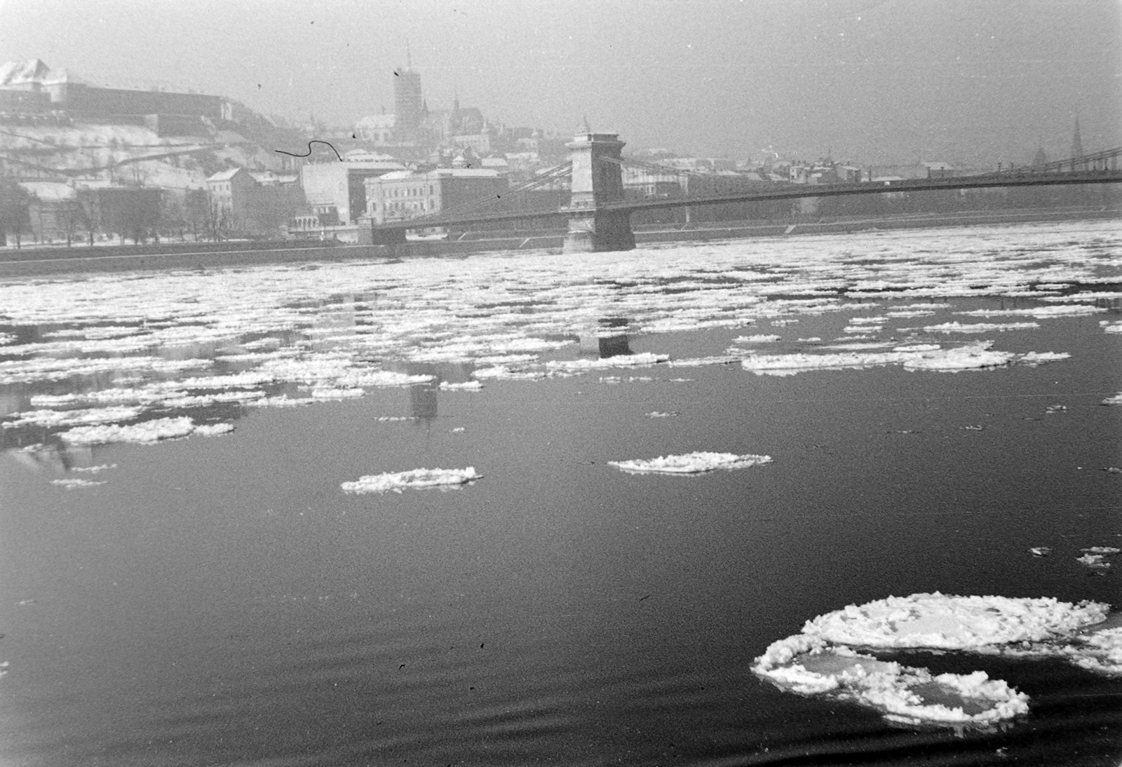 Hungary, Budapest, a jeges Duna, Széchenyi Lánchíd., 1957, Szent-tamási Mihály, bridge, Danube, ice breaking, suspension bridge, William Tierney Clark-design, Fortepan #13002