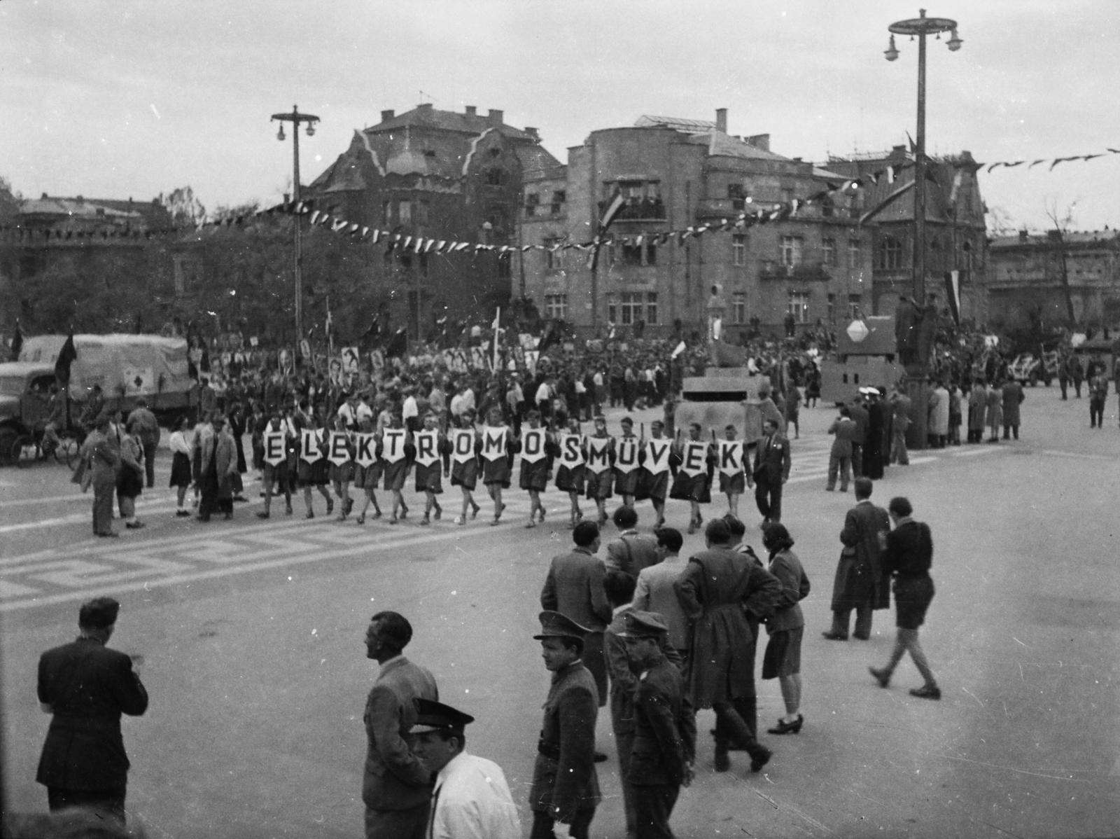 Hungary, Budapest XIV., Hősök tere., 1946, Fortepan/Album016, Budapest, soldier, march, commercial vehicle, gaping, Fortepan #130026