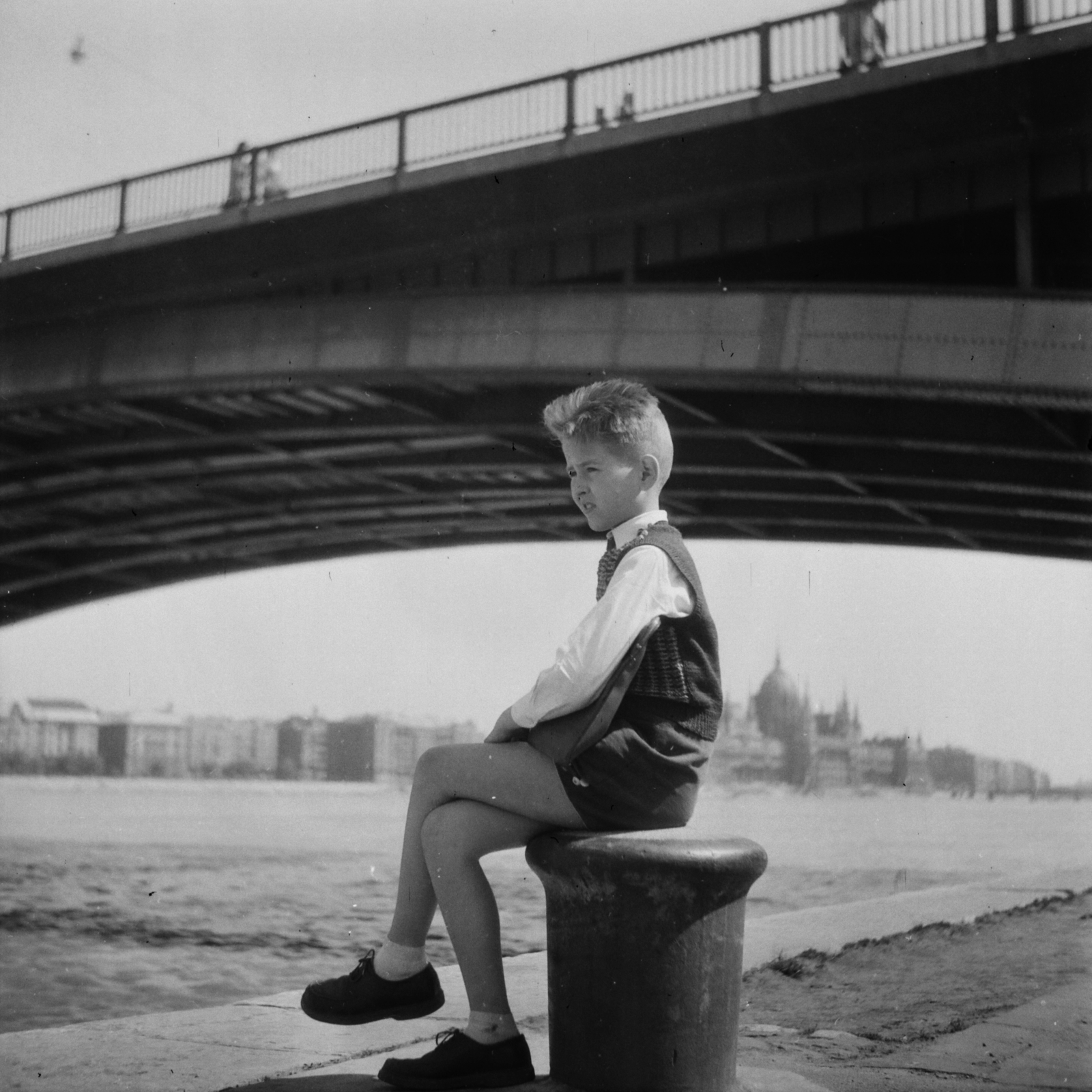 Hungary, Budapest V.,Budapest II., budai alsó rakpart a Margit híd budai hídfőjénél, háttérben a Parlament., 1958, Lossonczy Miklós, Budapest, teenager, leg over leg, hairdo, photo aspect ratio: square, mooring bollard, Fortepan #130042