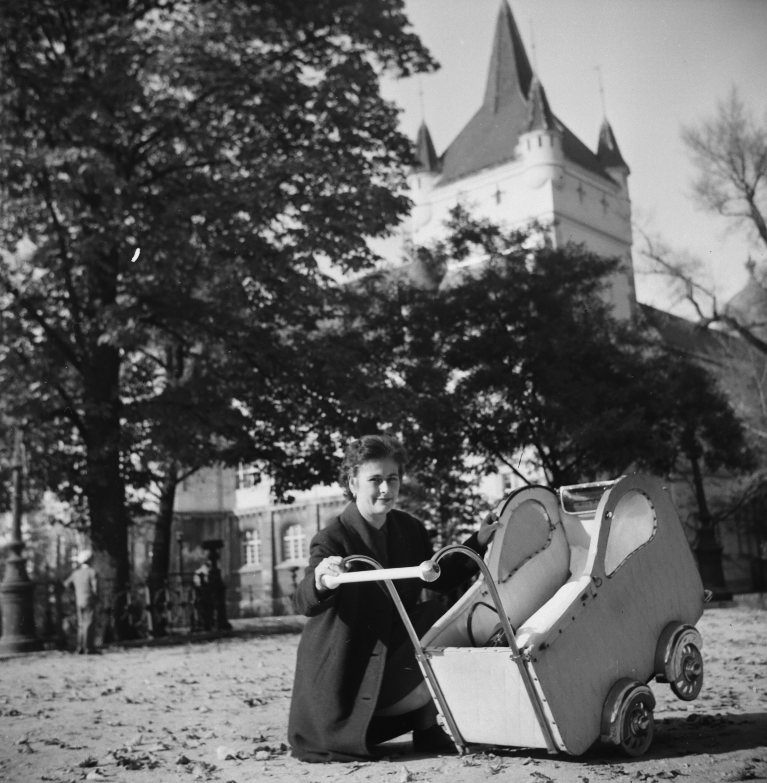 Hungary, Budapest XIV., háttérben a millenniumi kiállításra épített Történelmi Főcsoport reneszánsz épülete a Katalin bástyatoronnyal., 1958, Lossonczy Miklós, Budapest, baby carriage, photo aspect ratio: square, Fortepan #130045