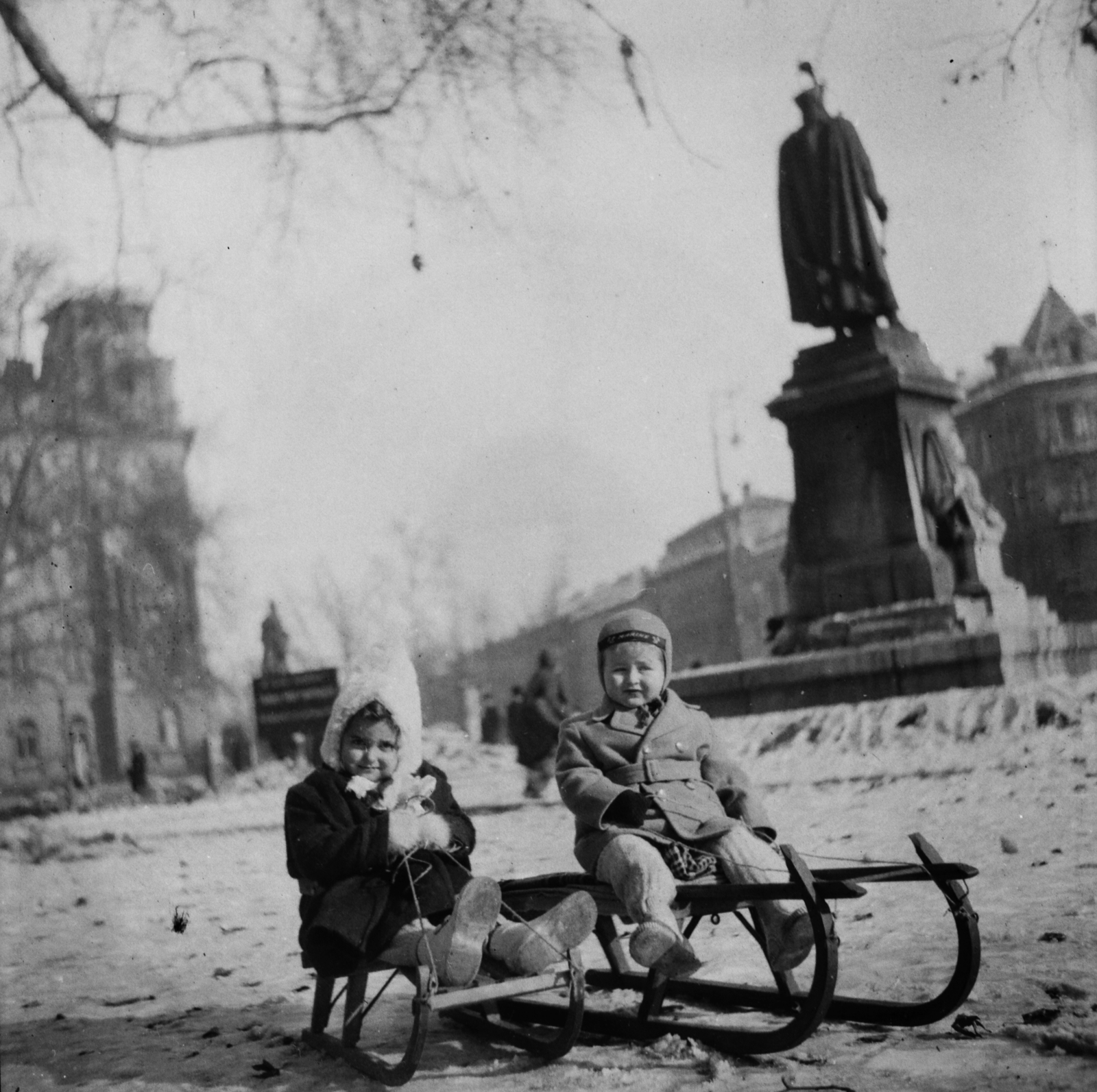 Hungary, Budapest VI., Kodály körönd (Körönd). Jobbra Bocskai István szobra, melynek helyén ma Szondy György szobra áll., 1957, Lossonczy Miklós, Budapest, kids, photo aspect ratio: square, sledge, Fortepan #130052