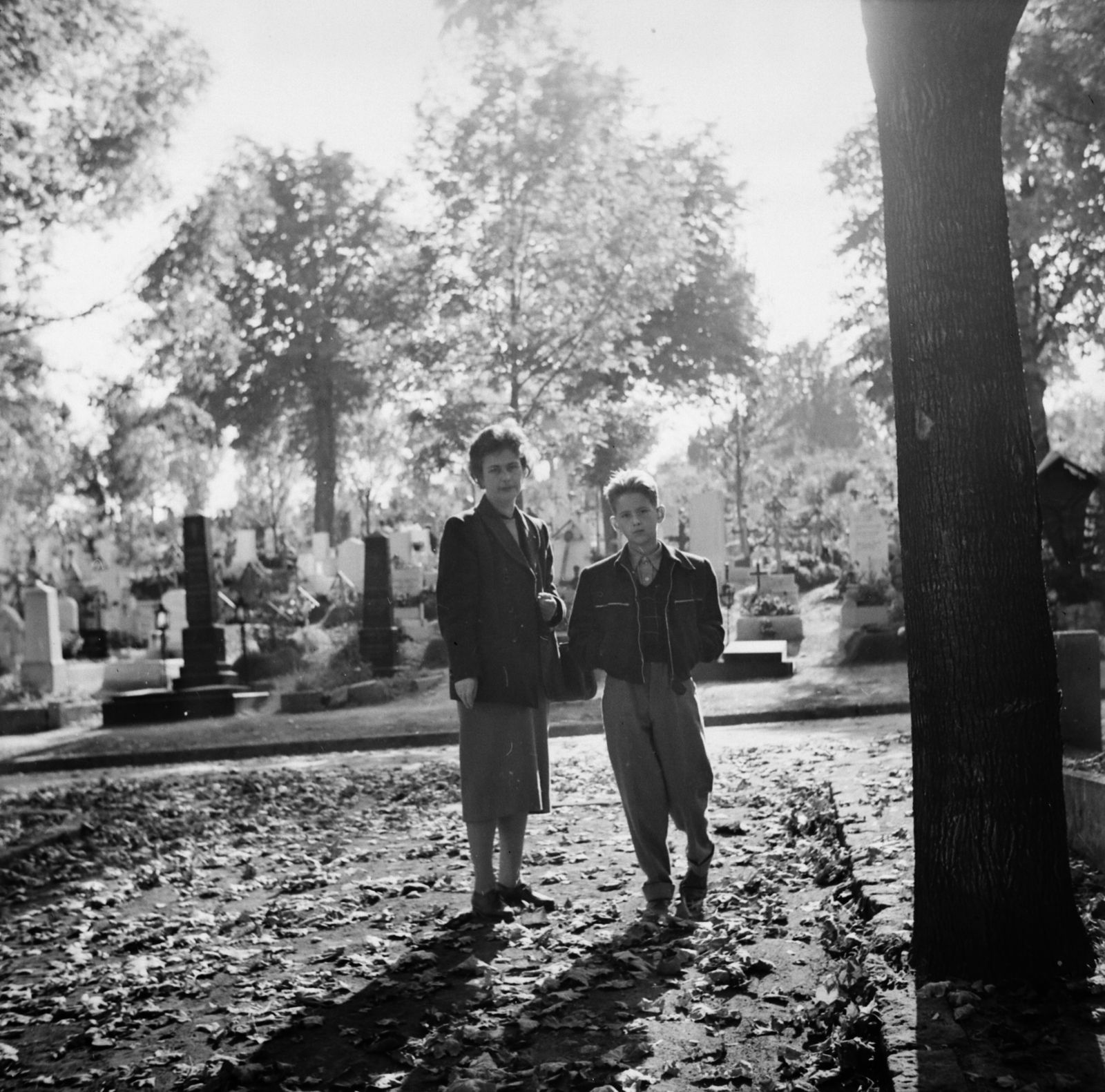 1958, Lossonczy Miklós, mother, boy, cemetery, photo aspect ratio: square, Fortepan #130055