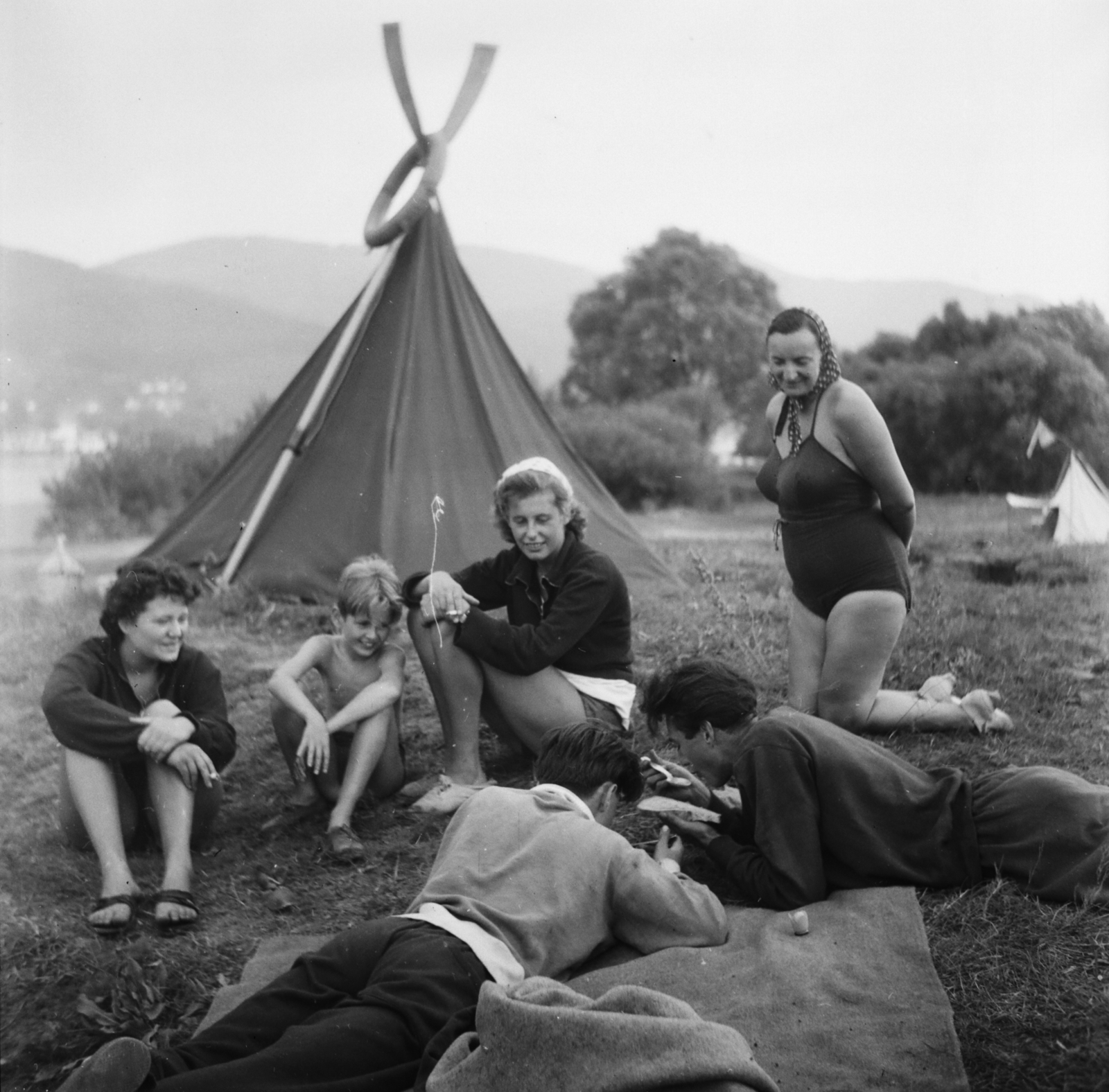 1958, Lossonczy Miklós, kíváncsiság, étkezés, sátor, hason fekvés, képarány: négyzetes, Fortepan #130058