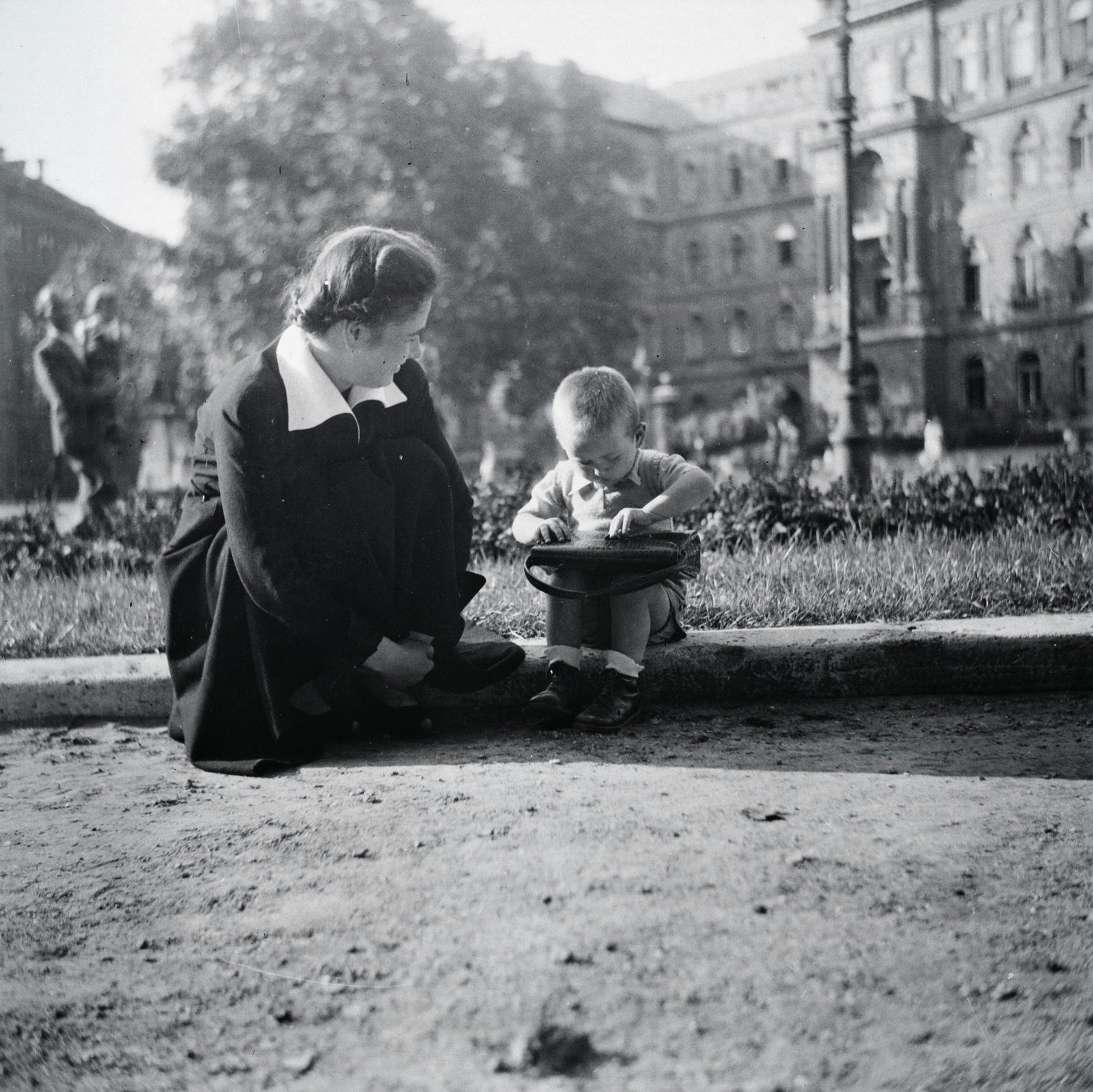 Hungary, Budapest VI., Kodály körönd (Körönd) a Szinyei Merse utca felé nézve., 1952, Lossonczy Miklós, Budapest, photo aspect ratio: square, kid, handbag, sitting on the ground, mother, curiosity, Fortepan #130073