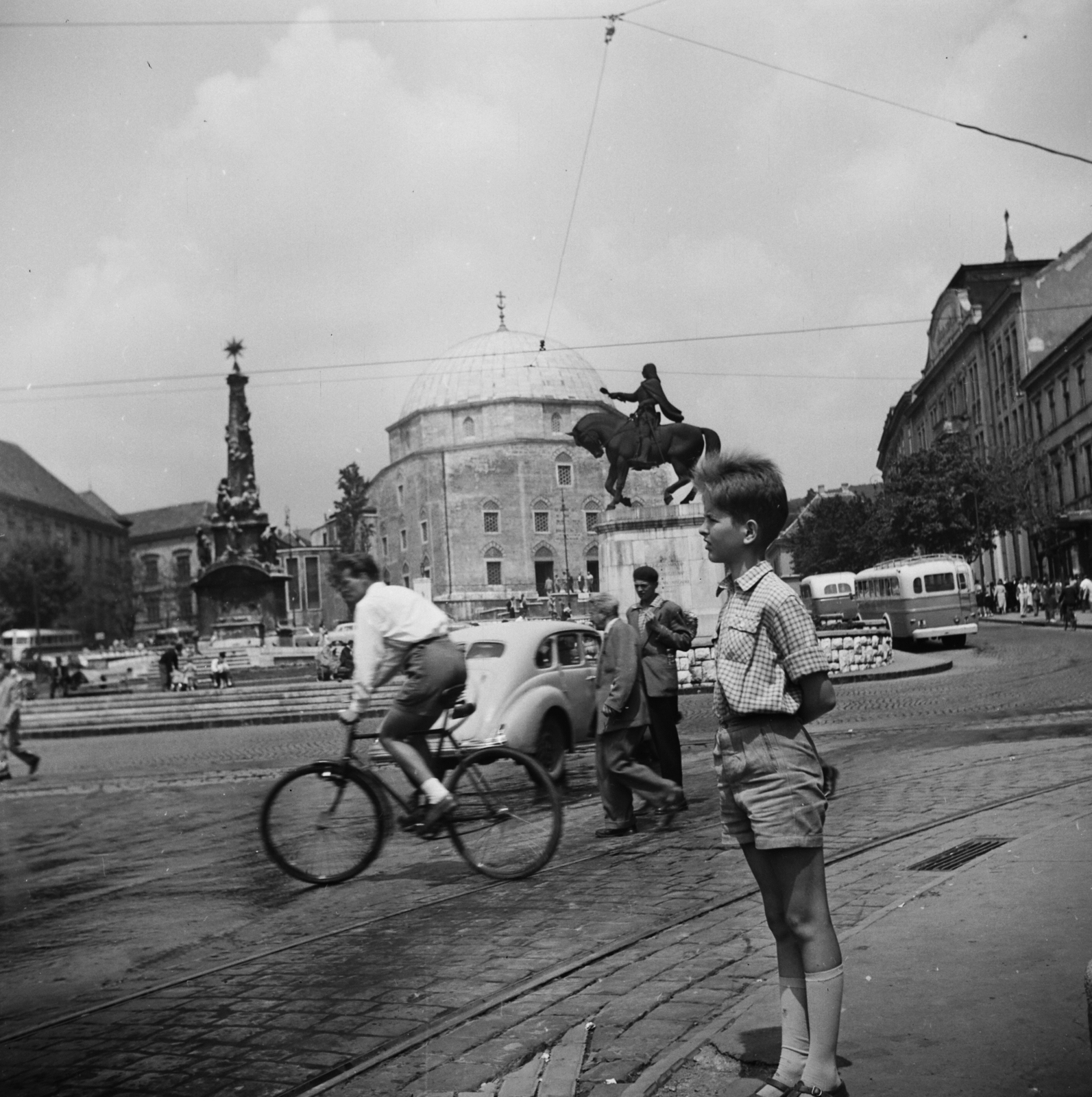Hungary, Pécs, Széchenyi tér, a Szentháromság-szobor és Hunyadi János szobra mögött a Dzsámi., 1960, Lossonczy Miklós, bicycle, Fortepan #130075