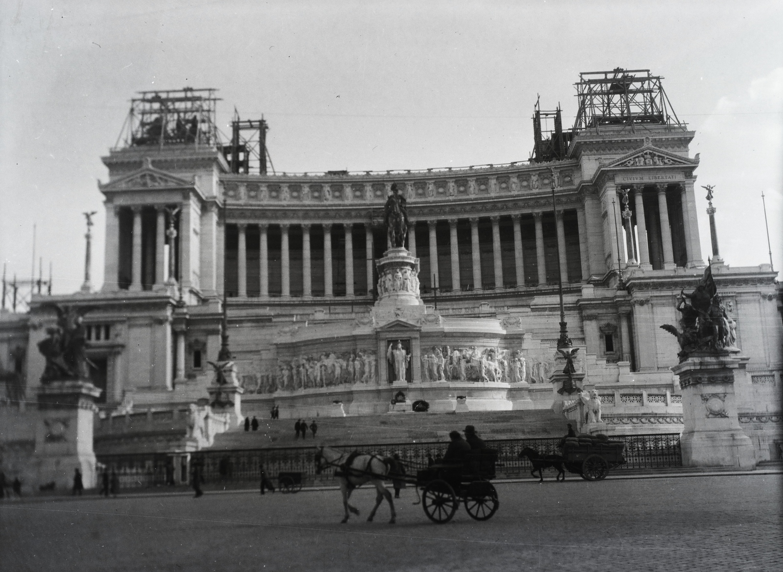 Italy, Rome, II. Viktor Emánuel emlékmű (Monumento a Vittorio Emanuele II)., 1920, Lossonczy Miklós, Horse-drawn carriage, construction, wooden structure, Victor Emmanuel II-portrayal, Neoclassical architecture, Giuseppe Sacconi-design, Fortepan #130080