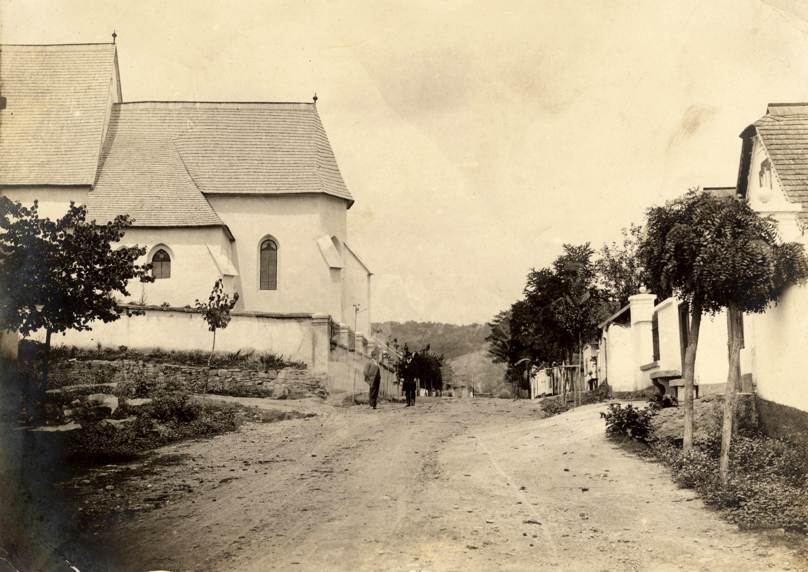 Hungary, Noszvaj, balra a református templom (1928-ban lebontották, a helyén épült a ma látható templom)., 1925, Nagy Károly, dirt road, locust tree, Fortepan #130122