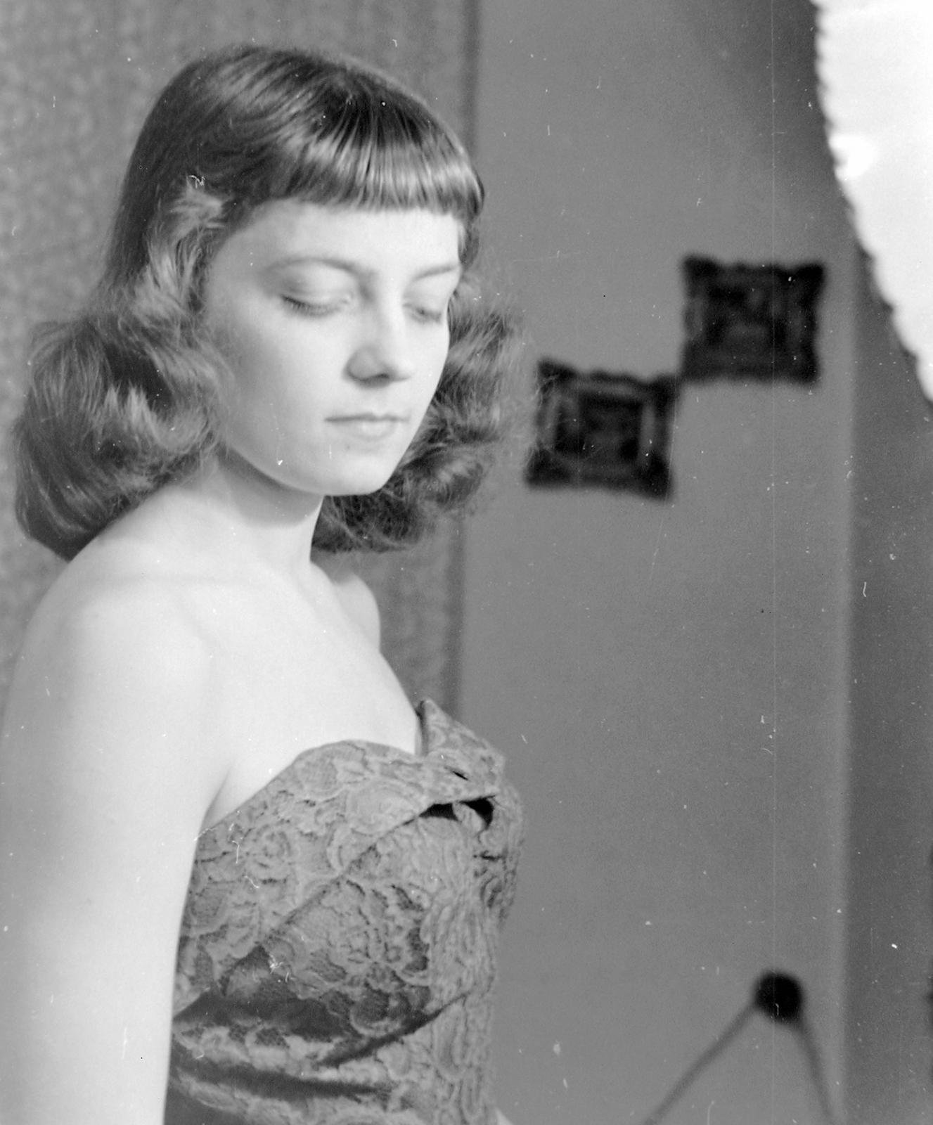 Hungary, 1958, Szent-tamási Mihály, hairdo, lady, closed eyes, Fortepan #13013