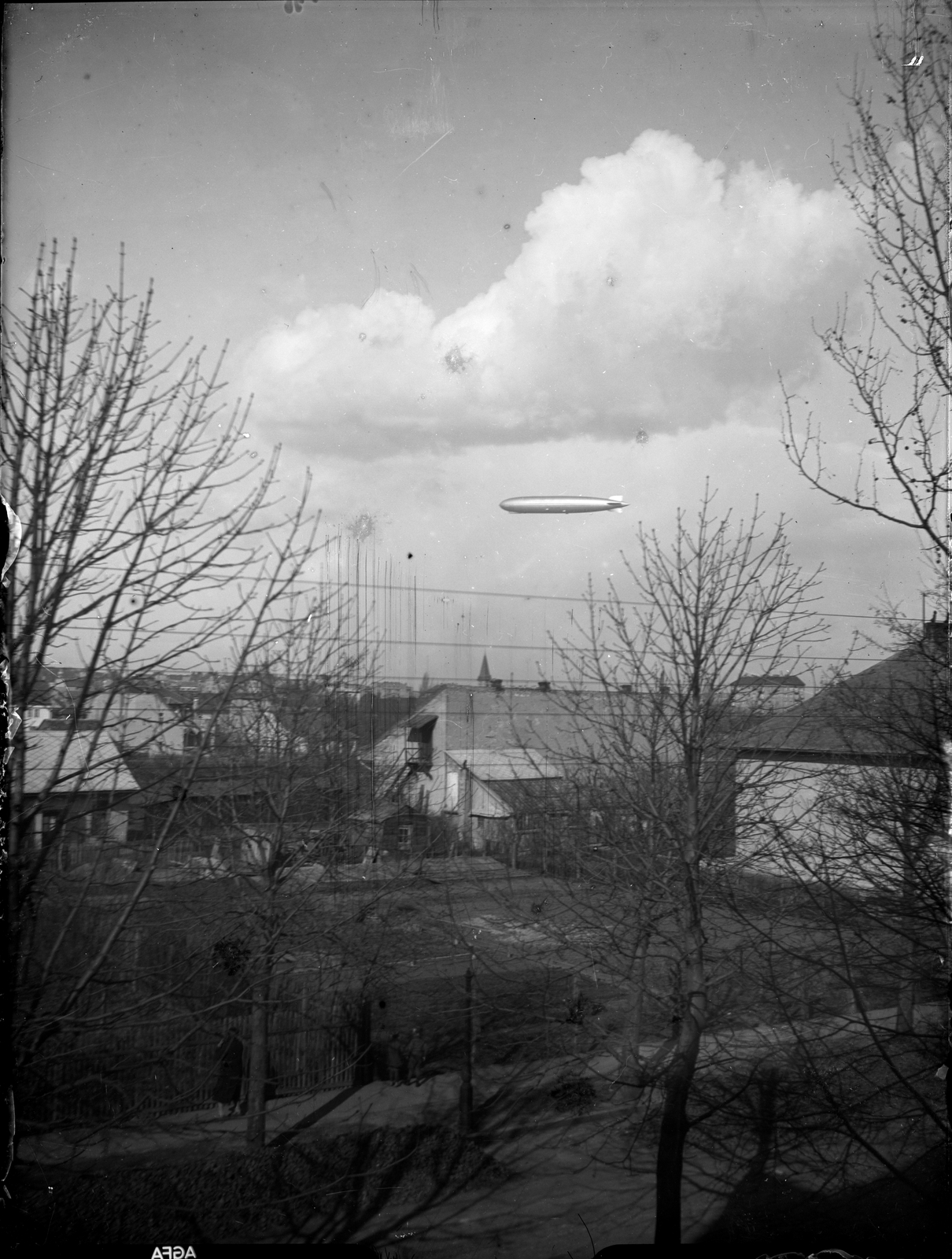 Magyarország, Budapest XI., a Graf Zeppelin léghajó Kelenföld felett. Középen a Kelenföldi református templom tornya, jobbra kiemelkedik a Fehérvári út 38/a épület a Hamzsabégi út sarkán., 1931, Németh Tamás, léghajó, Budapest, Fortepan #130150