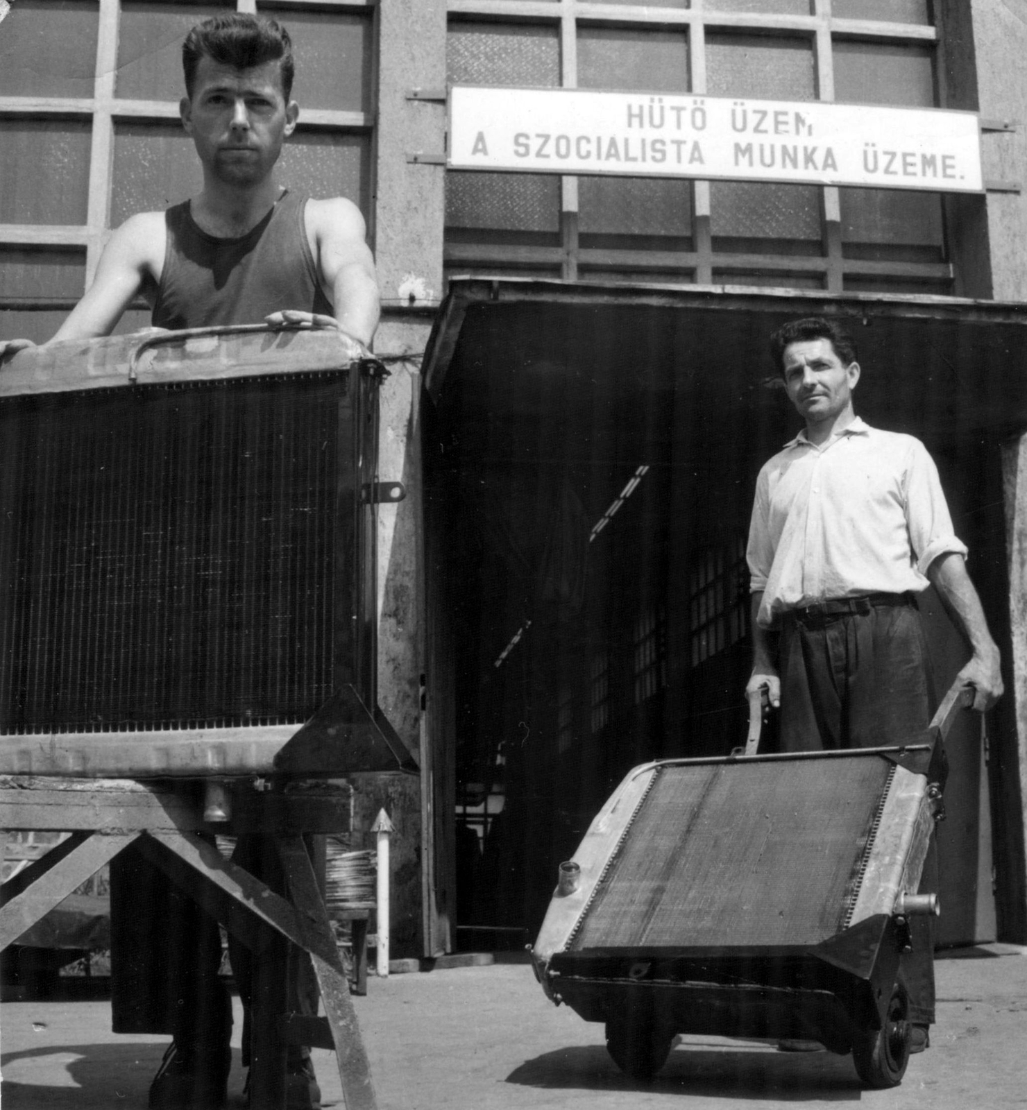 Hungary, Budapest XVI., Margit utca, az IKARUS mátyásföldi gyártelepe, a szocialista üzemmé vált autóbusz hűtöket előállító részleg., 1965, Nyári György, Budapest, cooling plant, wheelbarrow, man, Fortepan #130156