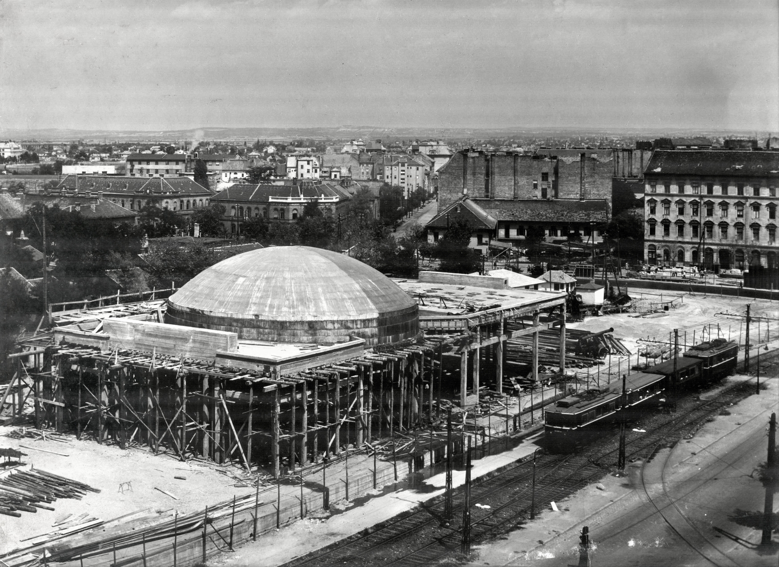 Hungary, Budapest XIV., Kerepesi út. A metró és a gödöllői HÉV Hungária körúti, közös végállomásának építése (később lebontásra került). Előtte az ekkor a Keleti pályaudvarig közlekedő HÉV vonala., 1951, Nyári György, commuter train, scaffolding, subway construction, dome, subway, subway station, Budapest, Fortepan #130157