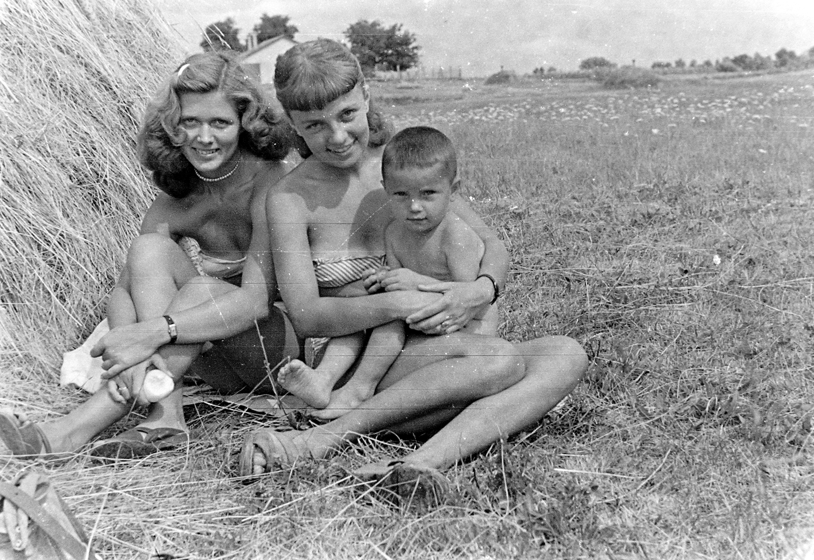 Hungary, 1955, Szent-tamási Mihály, sitting on lap, hay, Fortepan #13017