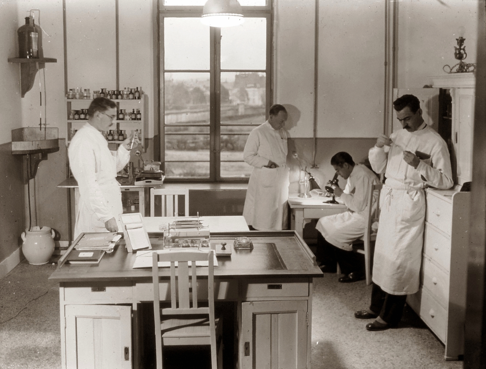 Hungary, Pécs, Rákóczi út 2. a Magyar Királyi Erzsébet Tudományegyetem Klinikájának orvosi szobája (később Pécsi Tudományegyetem Klinikai Központ)., 1928, POTE, desk, medical institution, window, microscope, Fortepan #130170