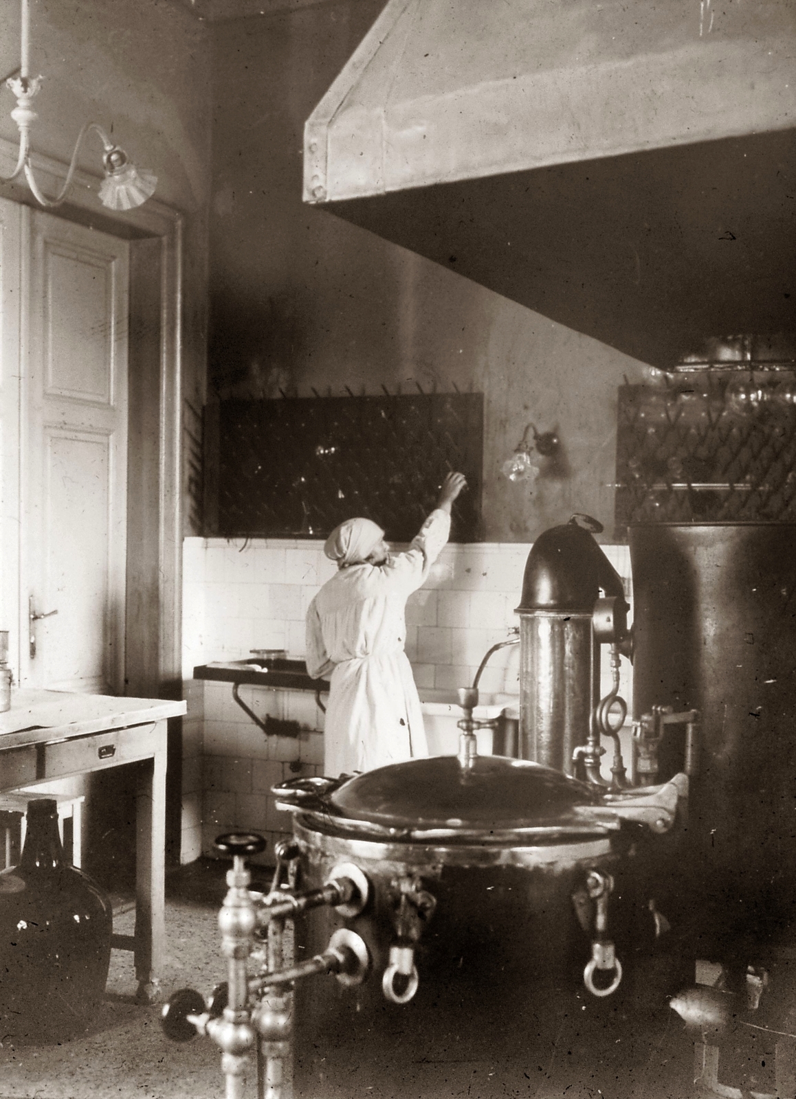 Hungary, Pécs, Rákóczi út 2. a Magyar Királyi Erzsébet Tudományegyetem Klinikája, sterilizáló berendezés (később Pécsi Tudományegyetem Klinikai Központ)., 1928, POTE, medical institution, medical instrument, Fortepan #130179