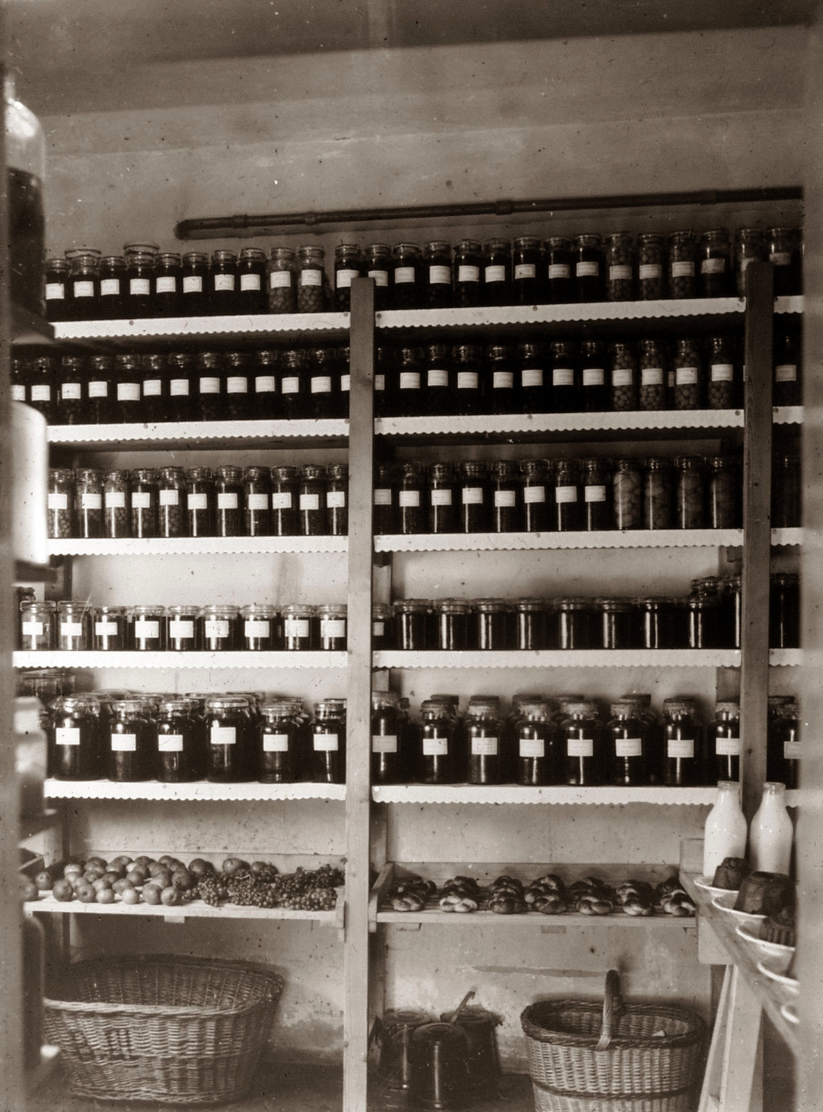 Hungary, Pécs, Rákóczi út 2., a Magyar Királyi Erzsébet Tudományegyetem Klinikája, a konyhához tartozó kamra (később Pécsi Tudományegyetem Klinikai Központ és Megyei Kórház)., 1928, POTE, medical institution, basket, preserve, Fortepan #130183