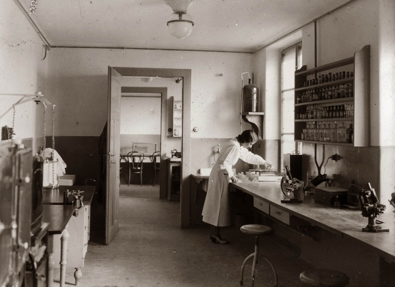 Hungary, Pécs, Rákóczi út 2., a Magyar Királyi Erzsébet Tudományegyetem Klinikájának laboratóriuma (később Pécsi Tudományegyetem Klinikai Központ és Megyei Kórház)., 1928, POTE, medical institution, laboratory, microscope, piano chair, swivel chair, Fortepan #130184