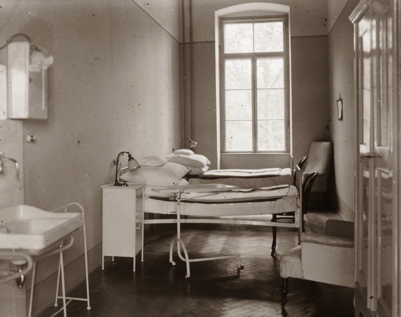Hungary, Pécs, Rákóczi út 2., a Magyar Királyi Erzsébet Tudományegyetem Klinikájának kórterme (később Pécsi Tudományegyetem Klinikai Központ és Megyei Kórház)., 1928, POTE, medical institution, iron bed, badside table, Fortepan #130187