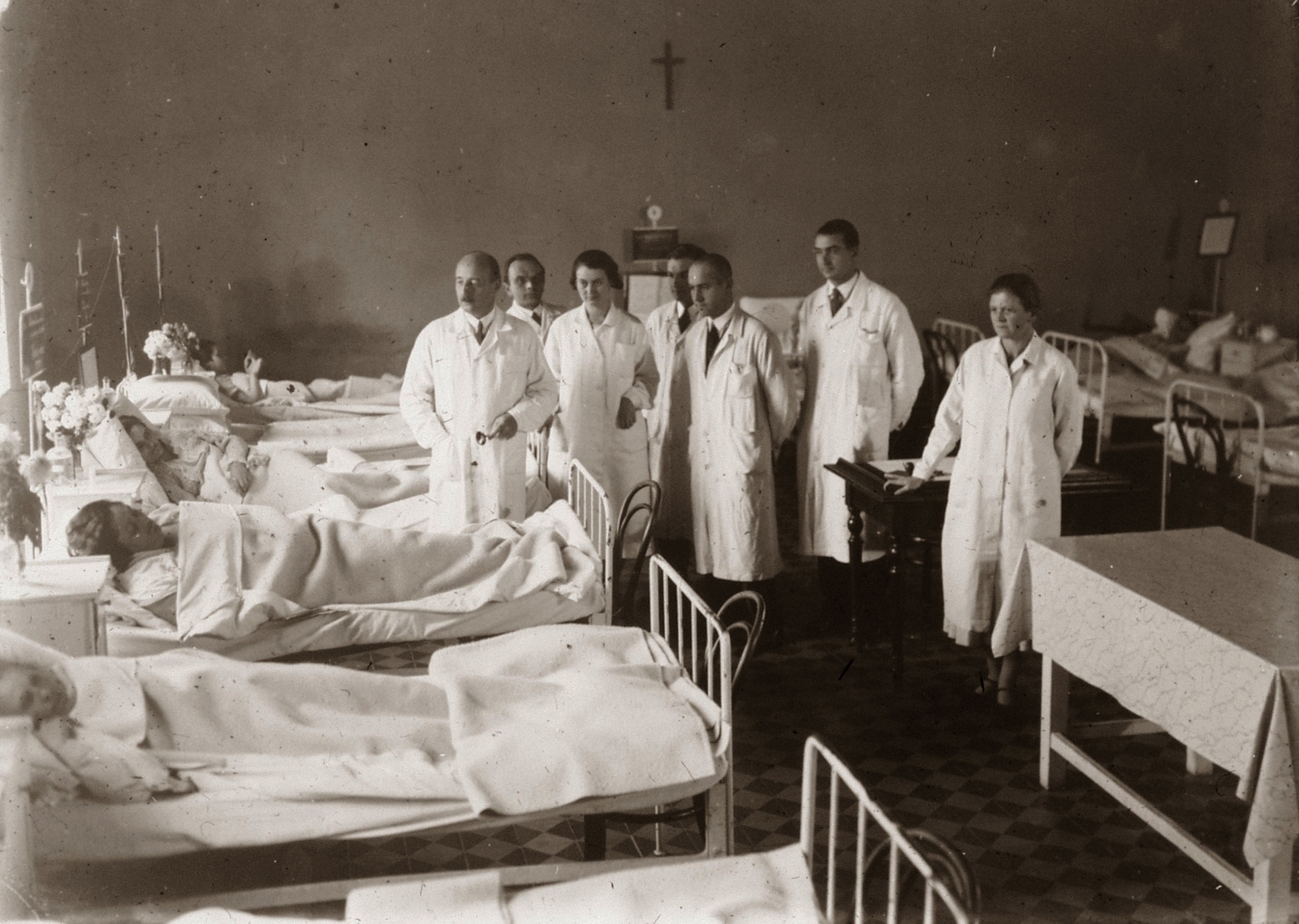 Hungary, Pécs, Rákóczi út 2. a Magyar Királyi Erzsébet Tudományegyetem Klinikájának kórterme, nagyvizit (később Pécsi Tudományegyetem Klinikai Központ). Az orvoscsoport bal szélén dr. Ángyán János belgyógyász, egyetemi tanár., 1928, POTE, medical institution, iron bed, badside table, Fortepan #130188