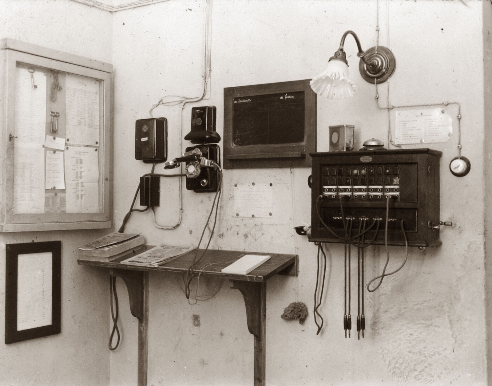 Hungary, Pécs, Rákóczi út 2. a Magyar Királyi Erzsébet Tudományegyetem Klinikájának telefonállomása (később Pécsi Tudományegyetem Klinikai Központ)., 1928, POTE, medical institution, telephone, phone book, telephone exchange, Fortepan #130189