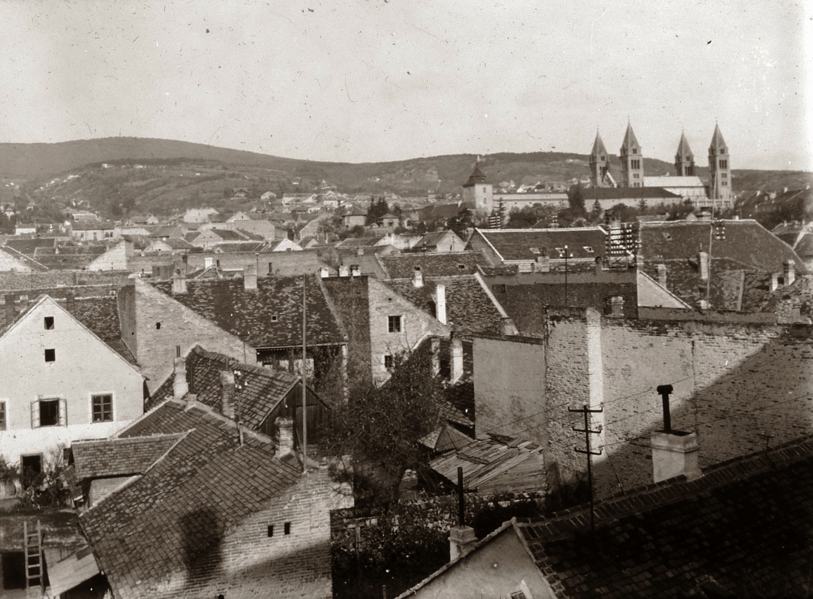 Hungary, Pécs, Rákóczi út 2., kilátás a Magyar Királyi Erzsébet Tudományegyetem Szemklinikájának és Belklinikájának épületéből (később Pécsi Tudományegyetem Klinikai Központ és Megyei Kórház) a Székesegyház felé., 1928, POTE, bird's eye view, Fortepan #130192