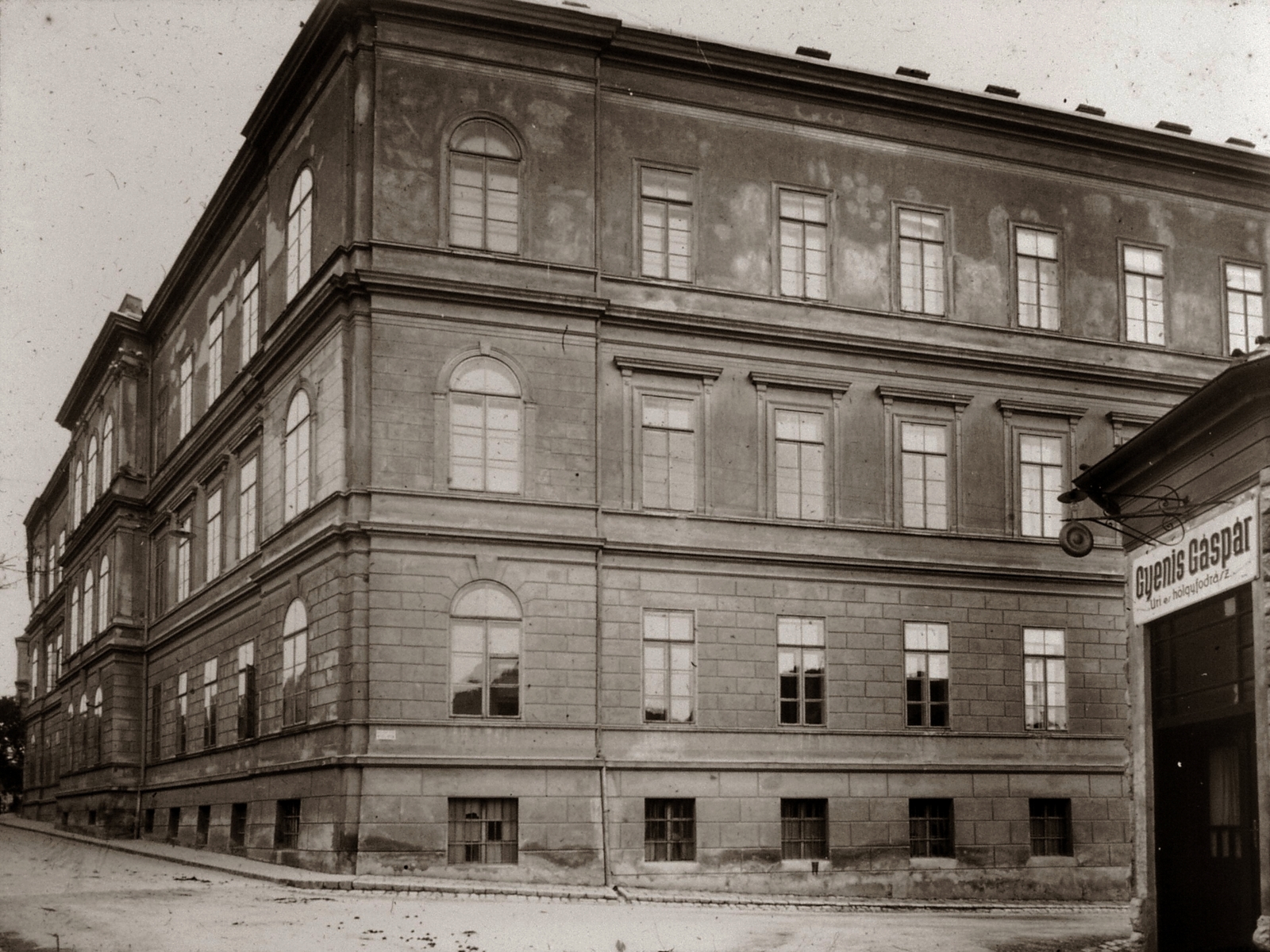 Hungary, Pécs, Rákóczi út 2., a Magyar Királyi Erzsébet Tudományegyetem Szemklinikájának és Belklinikájának (később Pécsi Tudományegyetem Klinikai Központ és Megyei Kórház) épülettömbje a Garay utca - Szendrey Júlia utca sarok felől nézve., 1928, POTE, Fortepan #130193