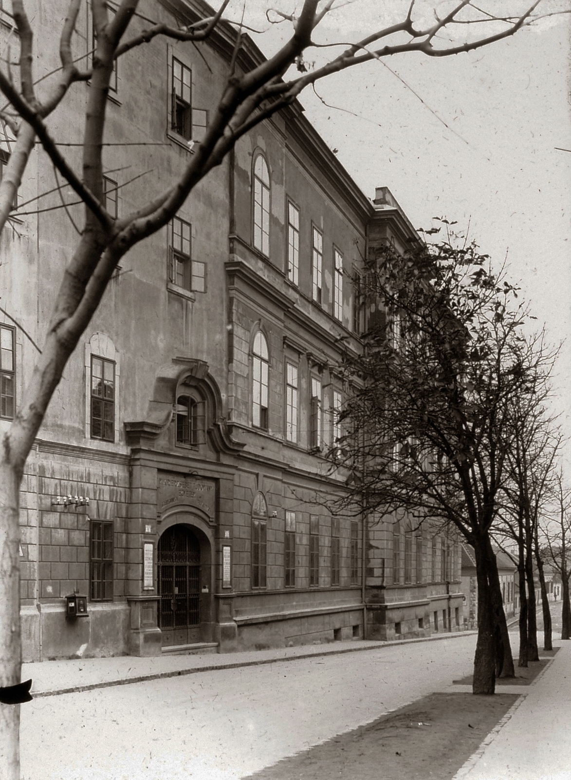 Hungary, Pécs, Rákóczi út 2., a Magyar Királyi Erzsébet Tudományegyetem Szemklinikájának és Belklinikájának (később Pécsi Tudományegyetem Klinikai Központ és Megyei Kórház) balra a Garay utca 3. felőli bejárata., 1928, POTE, Fortepan #130194