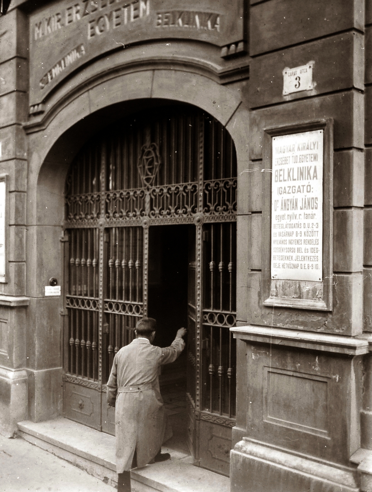 Hungary, Pécs, Rákóczi út 2., a Magyar Királyi Erzsébet Tudományegyetem Szemklinikájának és Belklinikájának (később Pécsi Tudományegyetem Klinikai Központ és Megyei Kórház) Garay utca 3. felőli bejárata., 1928, POTE, label, iron door, gate, house number sign, university, Fortepan #130195