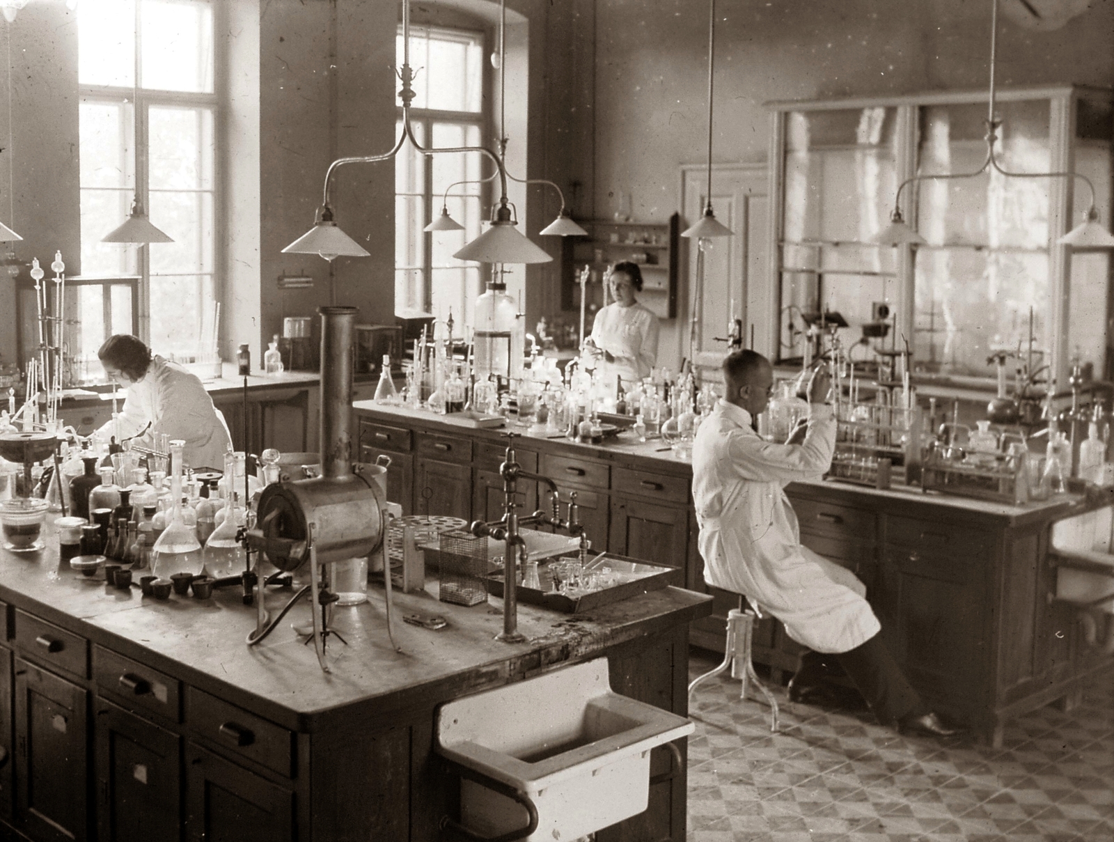 Hungary, Pécs, Rákóczi út 2., a Magyar Királyi Erzsébet Tudományegyetem Klinikájának laboratóriuma (később Pécsi Tudományegyetem Klinikai Központ és Megyei Kórház)., 1928, POTE, medical institution, laboratory, Fortepan #130196