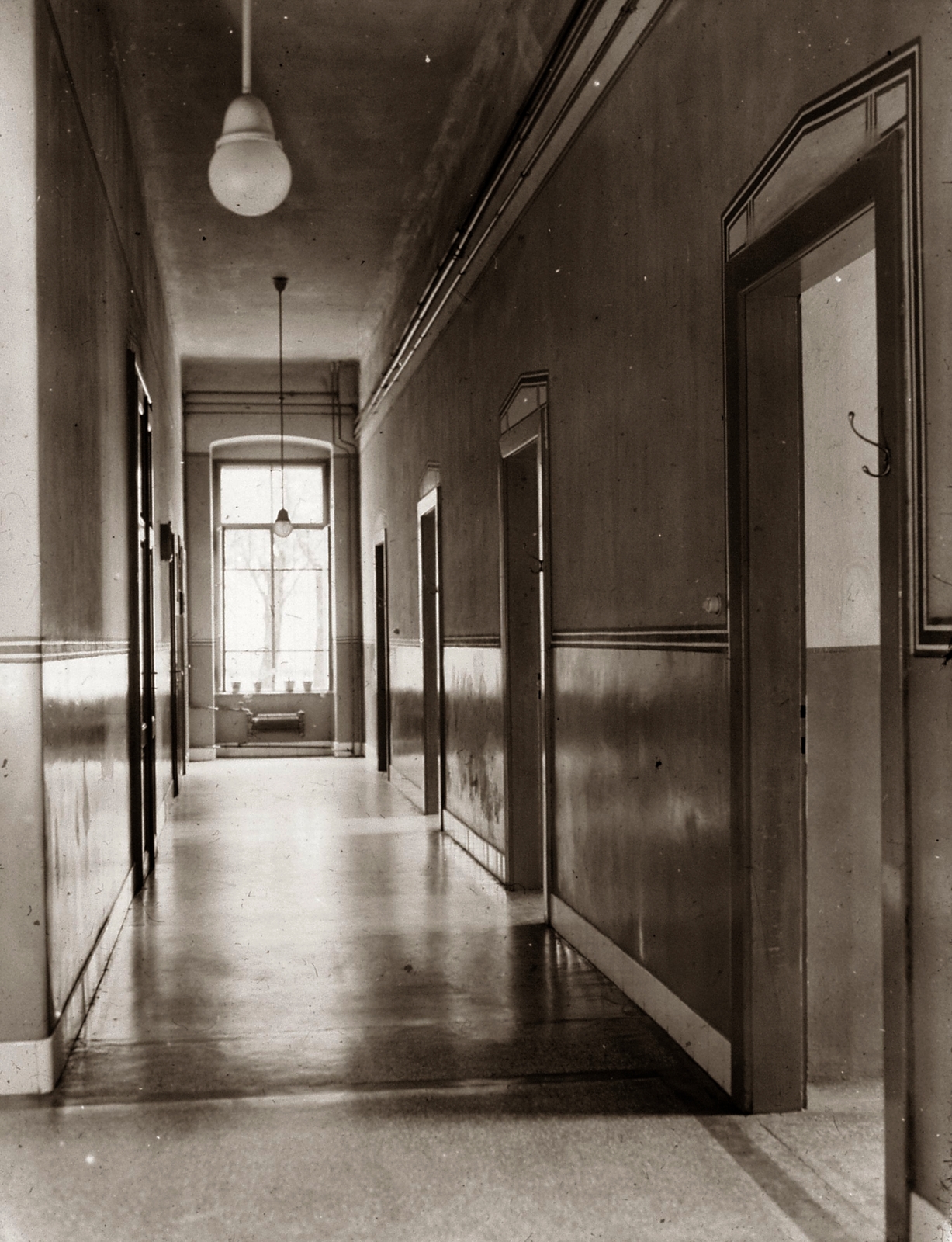 Hungary, Pécs, Rákóczi út 2., a Magyar Királyi Erzsébet Tudományegyetem Klinikájának folyosója (később Pécsi Tudományegyetem Klinikai Központ és Megyei Kórház)., 1928, POTE, medical institution, globe lamp, Fortepan #130197