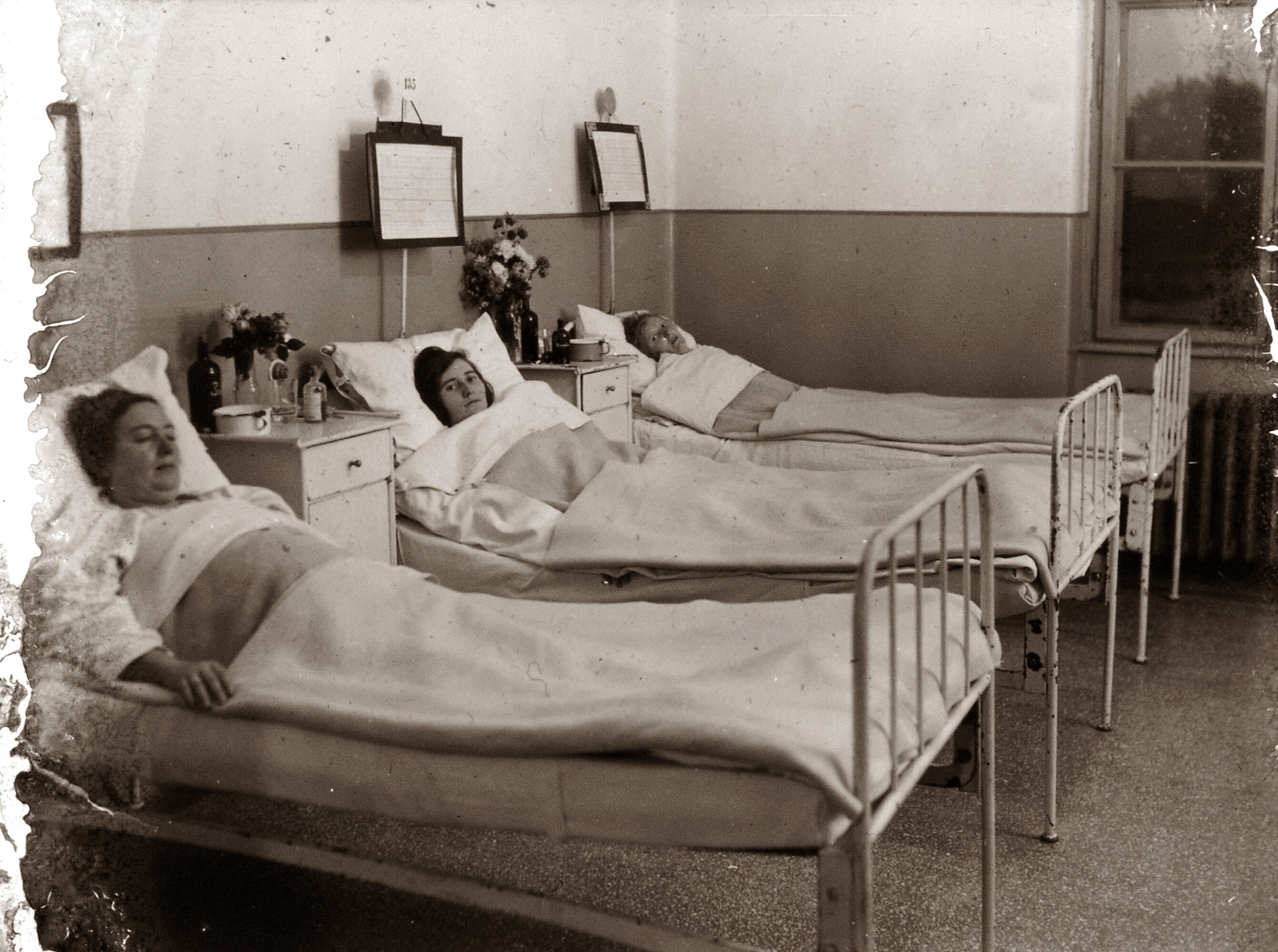 Hungary, Pécs, Rákóczi út 2., a Magyar Királyi Erzsébet Tudományegyetem Klinikájának kórterme (később Pécsi Tudományegyetem Klinikai Központ és Megyei Kórház)., 1928, POTE, medical institution, iron bed, badside table, Fortepan #130198