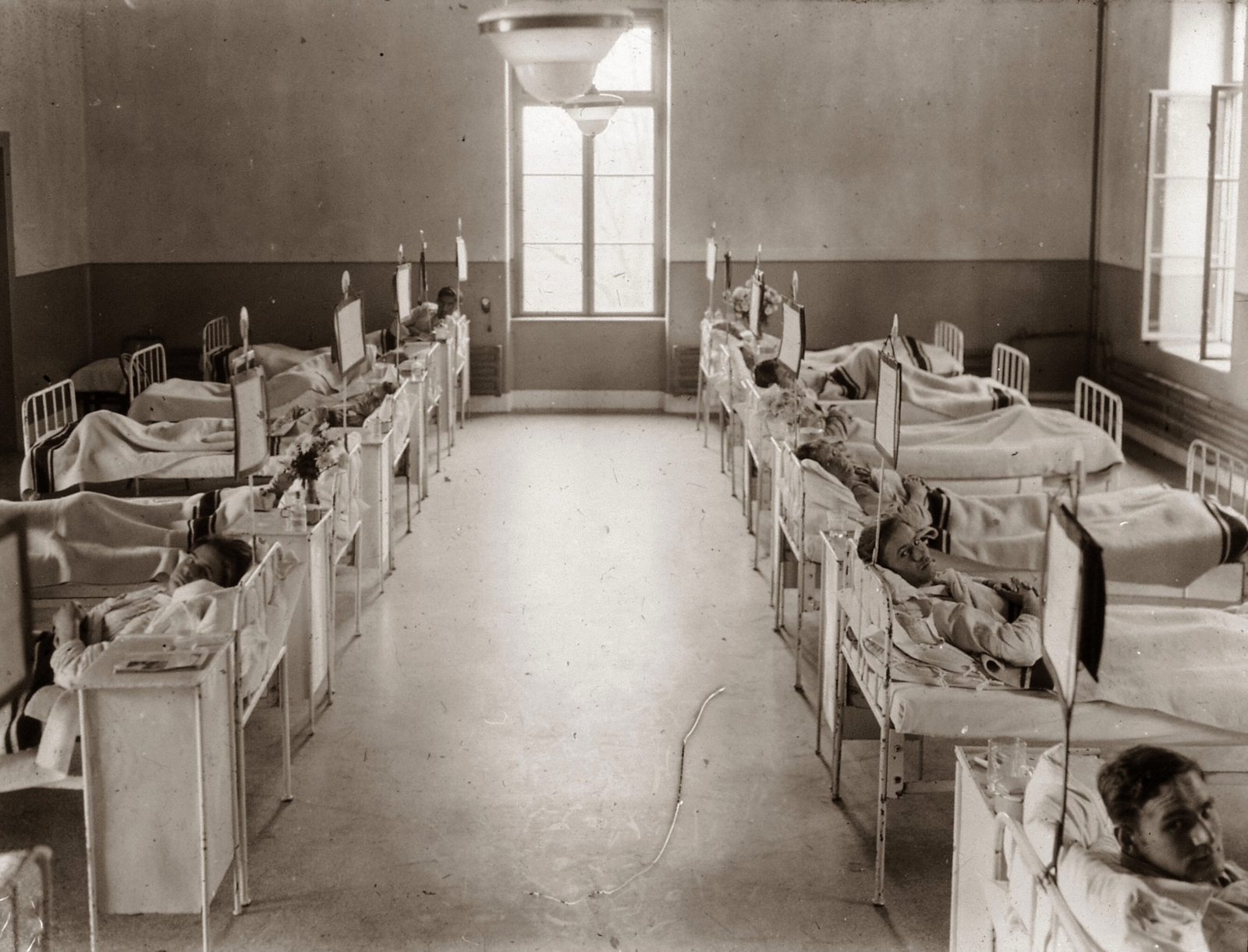 Hungary, Pécs, Rákóczi út 2., a Magyar Királyi Erzsébet Tudományegyetem Klinikájának kórterme (később Pécsi Tudományegyetem Klinikai Központ és Megyei Kórház)., 1928, POTE, medical institution, iron bed, badside table, case sheet, Fortepan #130200