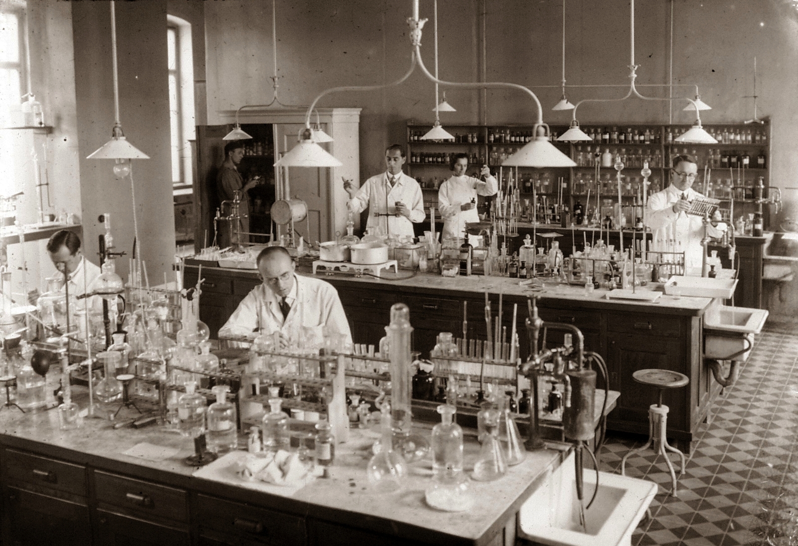 Hungary, Pécs, Rákóczi út 2., a Magyar Királyi Erzsébet Tudományegyetem Klinikájának laboratóriuma (később Pécsi Tudományegyetem Klinikai Központ és Megyei Kórház)., 1928, POTE, medical institution, laboratory, Fortepan #130201