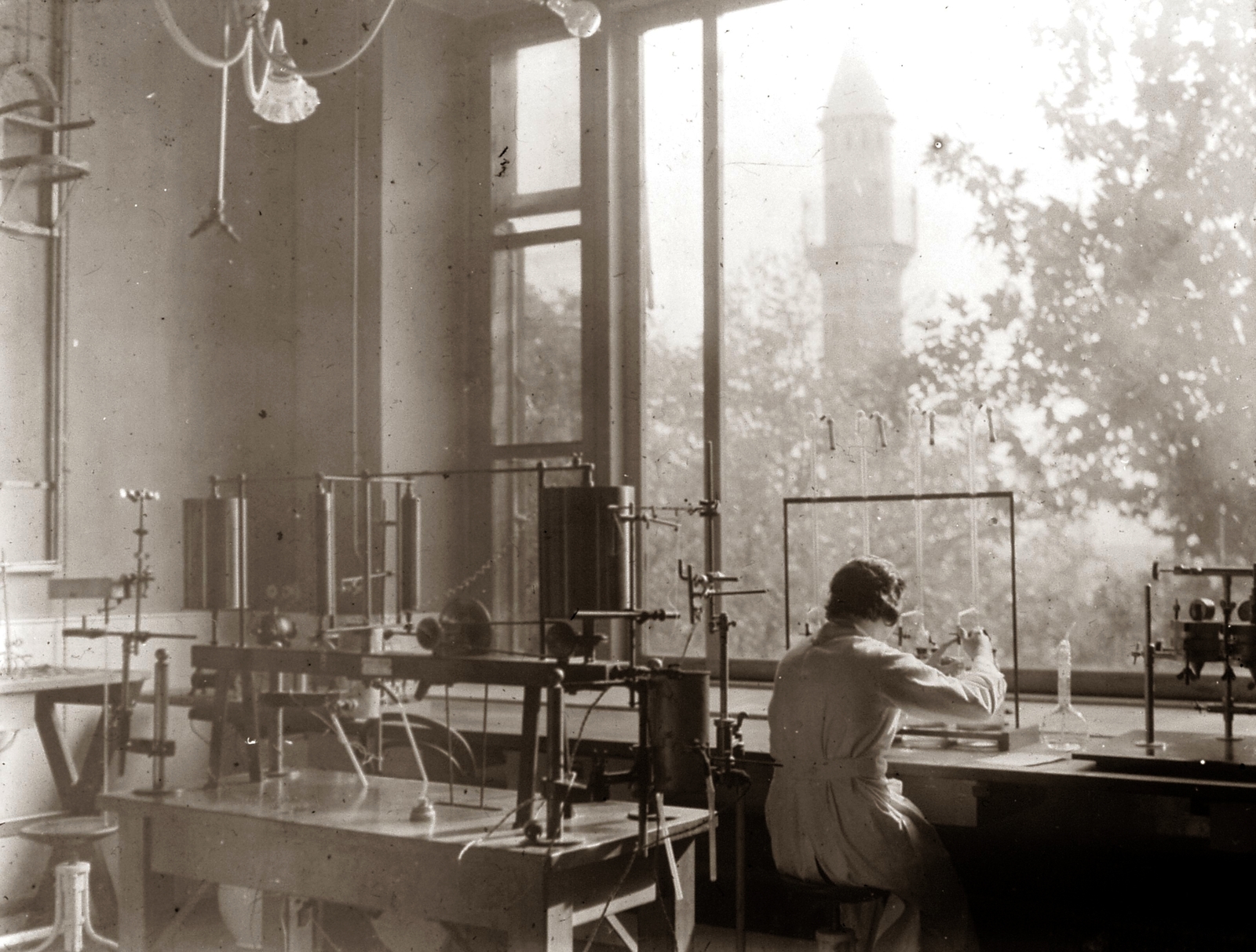 Hungary, Pécs, Rákóczi út 2., a Magyar Királyi Erzsébet Tudományegyetem Klinikájának laboratóriuma (később Pécsi Tudományegyetem Klinikai Központ és Megyei Kórház). Az ablakon keresztül Jakováli Hasszán pasa dzsámija melletti Minaret látható., 1928, POTE, medical institution, laboratory, Fortepan #130206