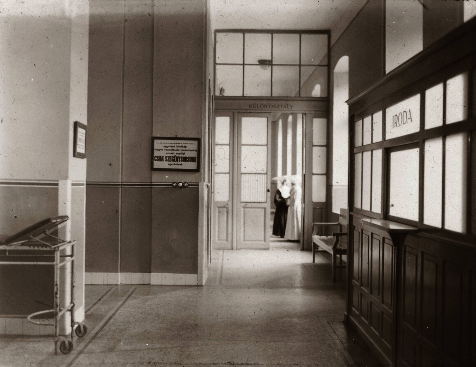 Hungary, Pécs, Rákóczi út 2. a Magyar Királyi Erzsébet Tudományegyetem Klinikájának folyosója a felvételi irodánál (később Pécsi Tudományegyetem Klinikai Központ)., 1928, POTE, office, medical institution, nun, Fortepan #130208