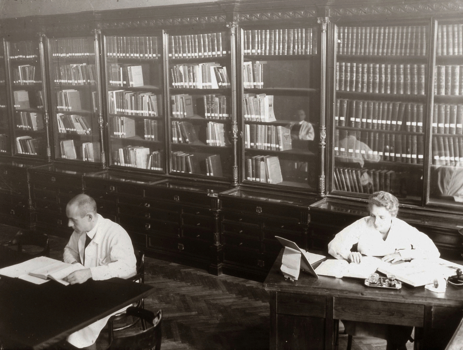 Hungary, Pécs, Rákóczi út 2. a Magyar Királyi Erzsébet Tudományegyetem Klinikájának könyvtára (később Pécsi Tudományegyetem Klinikai Központ)., 1928, POTE, bookcase, Fortepan #130216