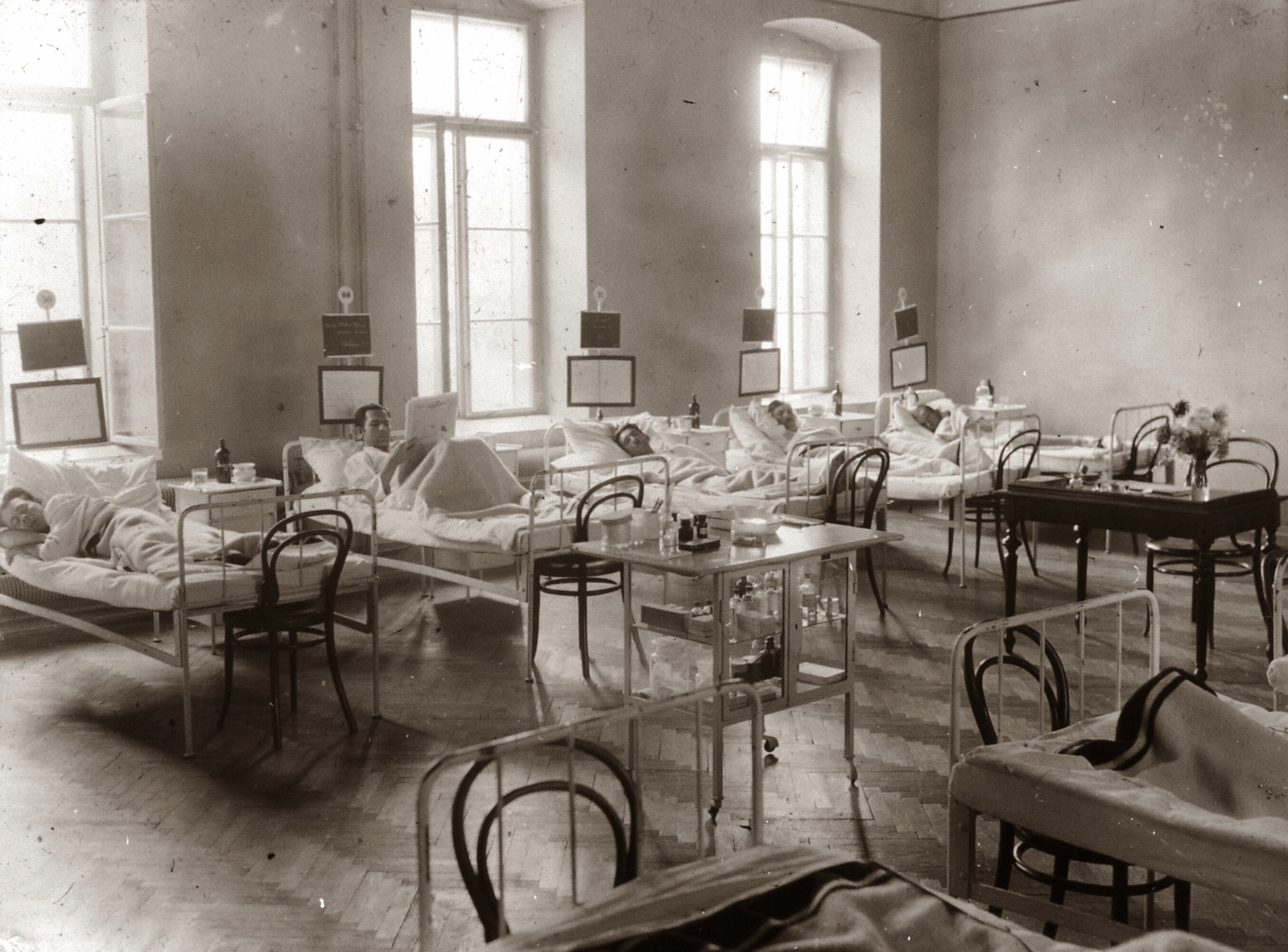 Hungary, Pécs, Rákóczi út 2. a Magyar Királyi Erzsébet Tudományegyetem Klinikájának kórterme (később Pécsi Tudományegyetem Klinikai Központ)., 1928, POTE, medical institution, iron bed, badside table, Fortepan #130218