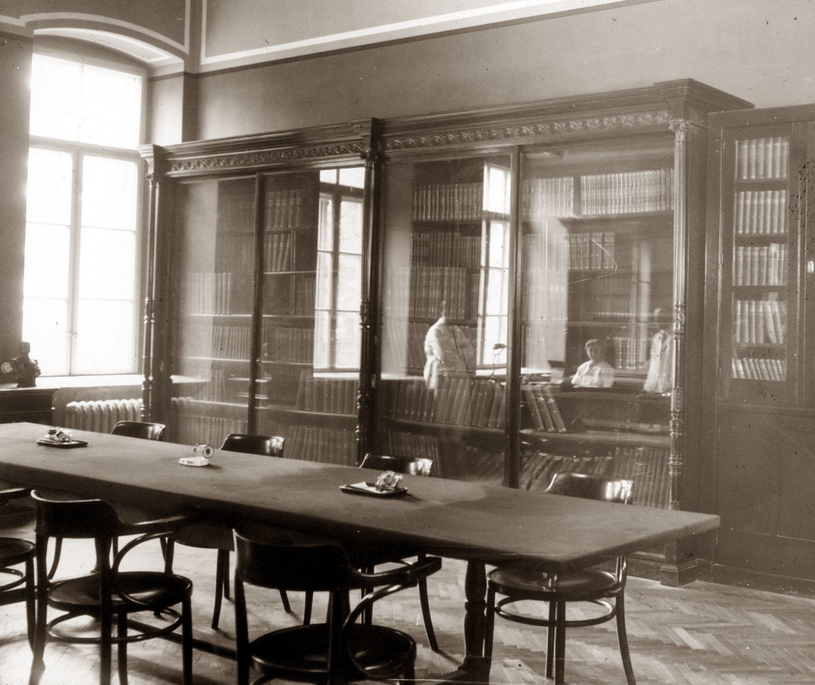 Hungary, Pécs, Rákóczi út 2. a Magyar Királyi Erzsébet Tudományegyetem Klinikájának könyvtára (később Pécsi Tudományegyetem Klinikai Központ)., 1928, POTE, reflection, library, bookcase, Fortepan #130220