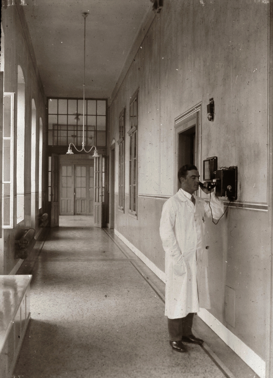 Hungary, Pécs, Rákóczi út 2. a Magyar Királyi Erzsébet Tudományegyetem Klinikájának folyosója (később Pécsi Tudományegyetem Klinikai Központ)., 1928, POTE, medical institution, telephone, Fortepan #130221