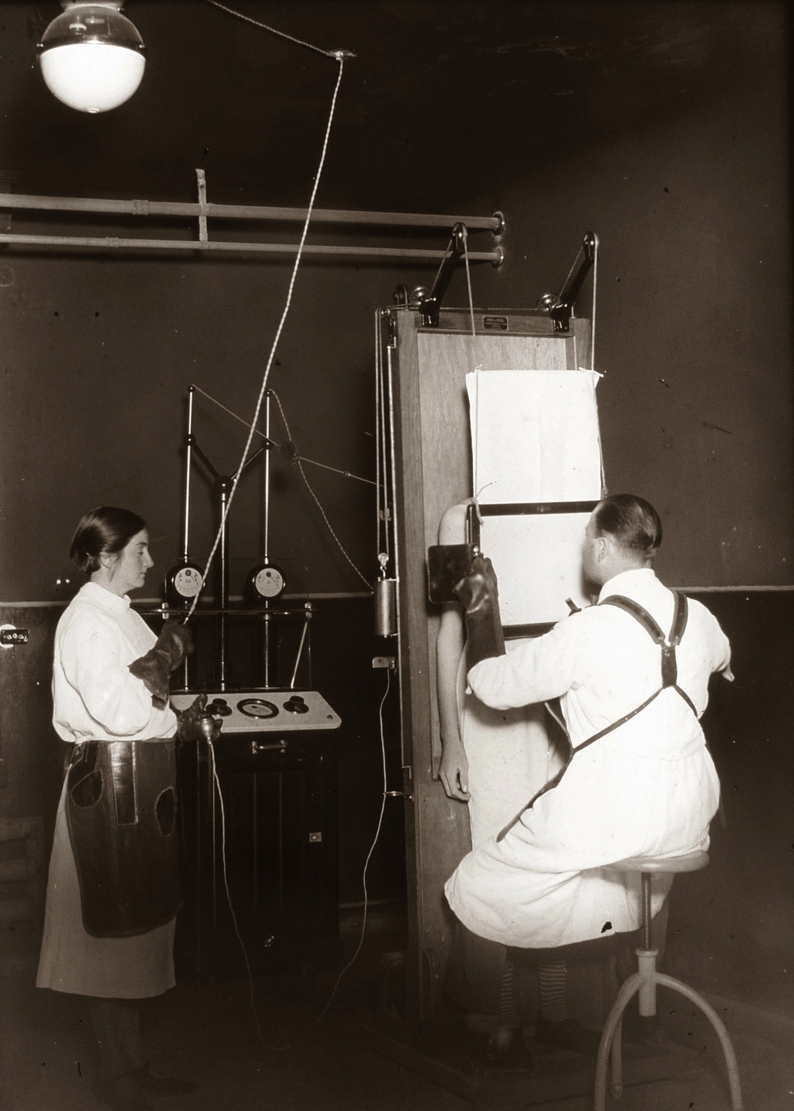 Hungary, Pécs, Rákóczi út 2. a Magyar Királyi Erzsébet Tudományegyetem Klinikájának röntgen átvilágítója (később Pécsi Tudományegyetem Klinikai Központ)., 1928, POTE, medical instrument, Fortepan #130223